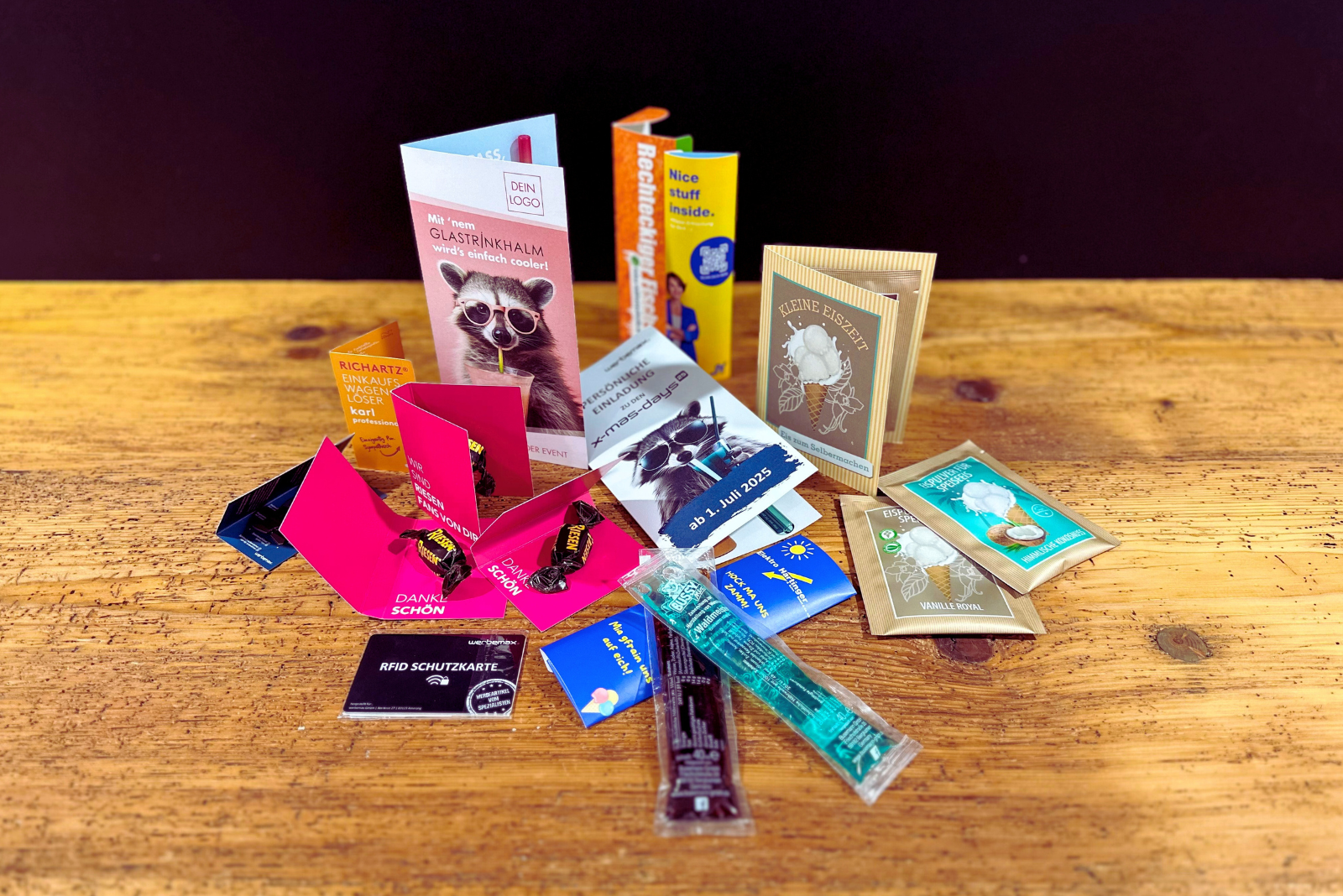 Verschiedene Mailing-Werbeartikel mit individuell bedruckten Karten, Eis-Set, RFID-Schutzkarte und Glastrinkhalm &ndash; kreative Werbemittel f&uuml;r Printmailings von werbemax.