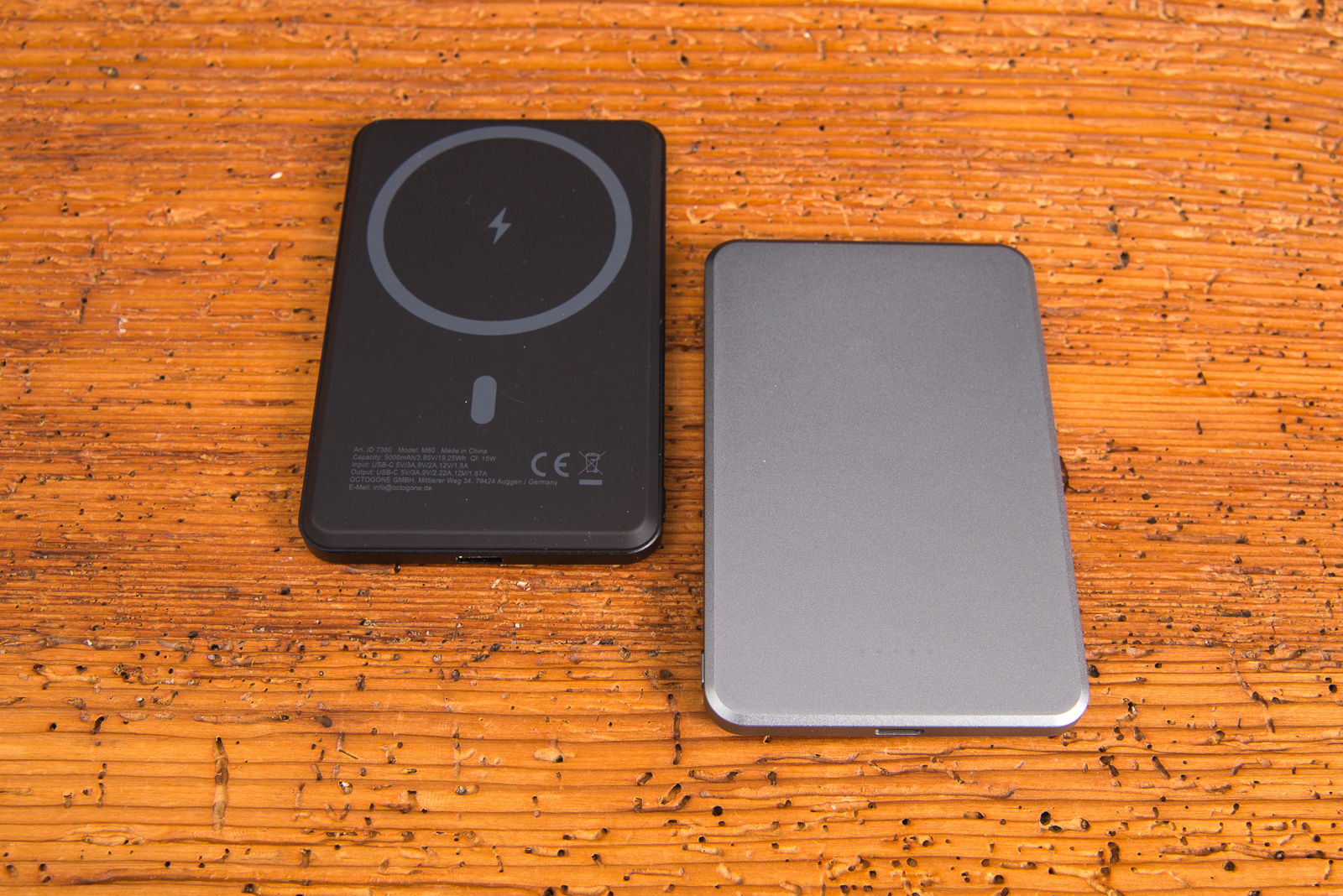 Kabellose MagSafe Powerbank in Schwarz und Silber ist ein Wireless Charger und mit Logo ein Mitarbeiterschenk oder Kundengeschenk.