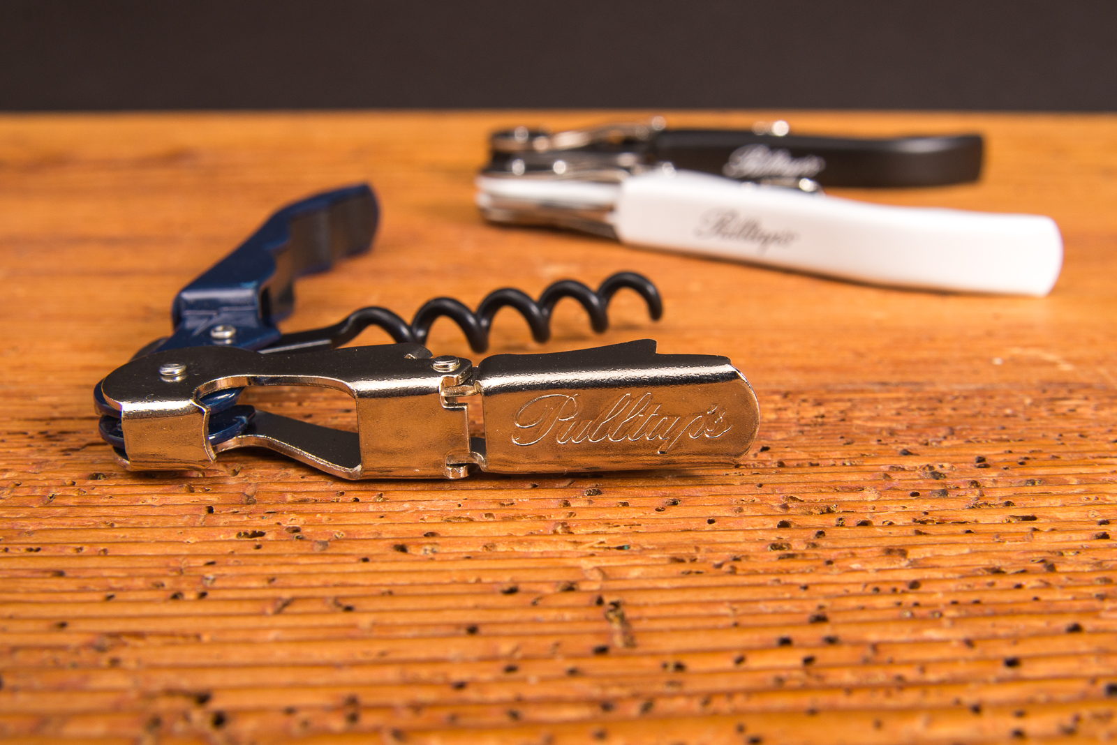 Original Pulltaps Kellnermesser in Blau mit Gravur im Vordergrund &ndash; hochwertiger Korkenzieher und Flaschen&ouml;ffner als personalisierbarer Werbeartikel bei werbemax.