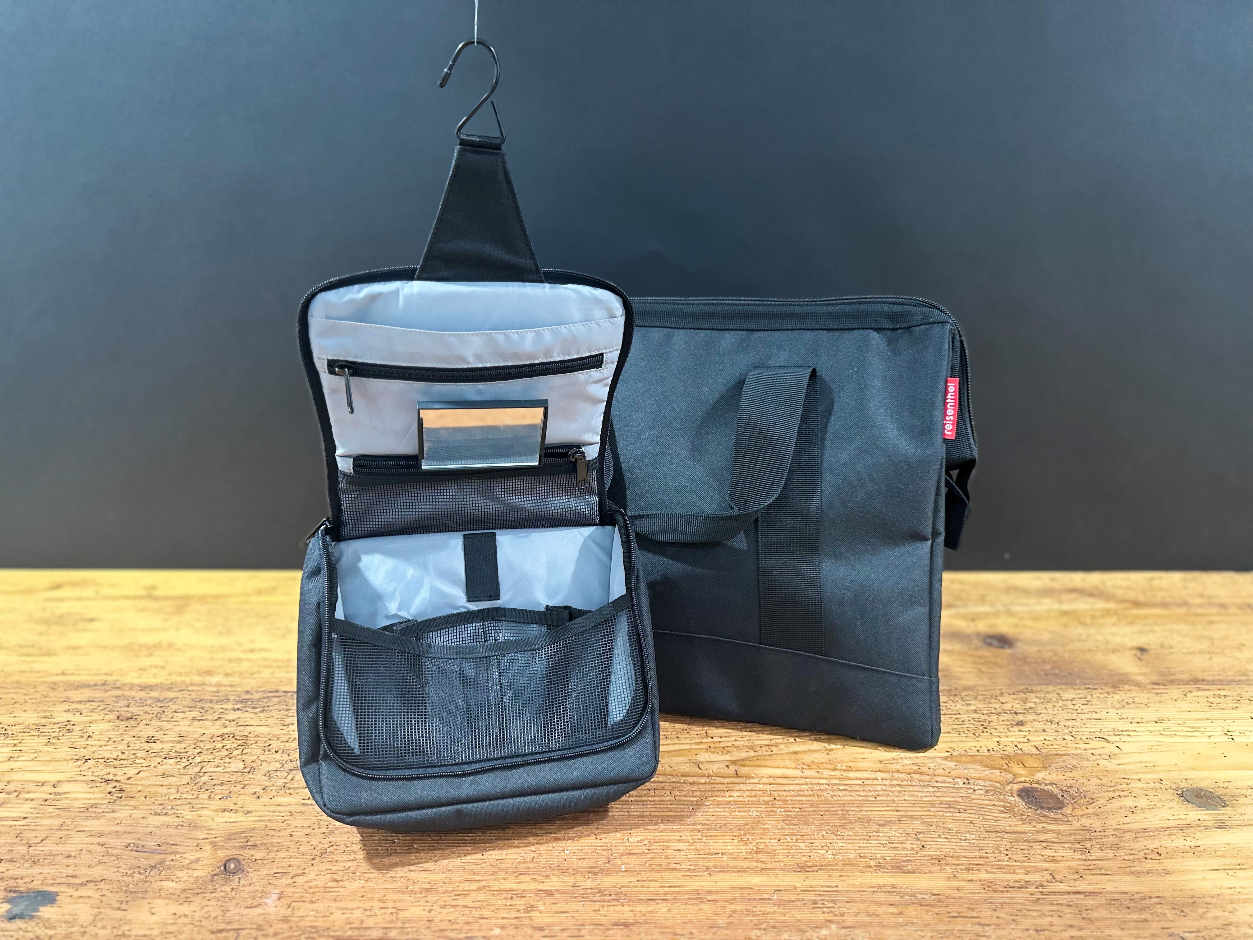 Reisenthel Kosmetiktasche in Schwarz mit Aufh&auml;ngehaken und passender Tasche &ndash; funktionales Werbegeschenk.