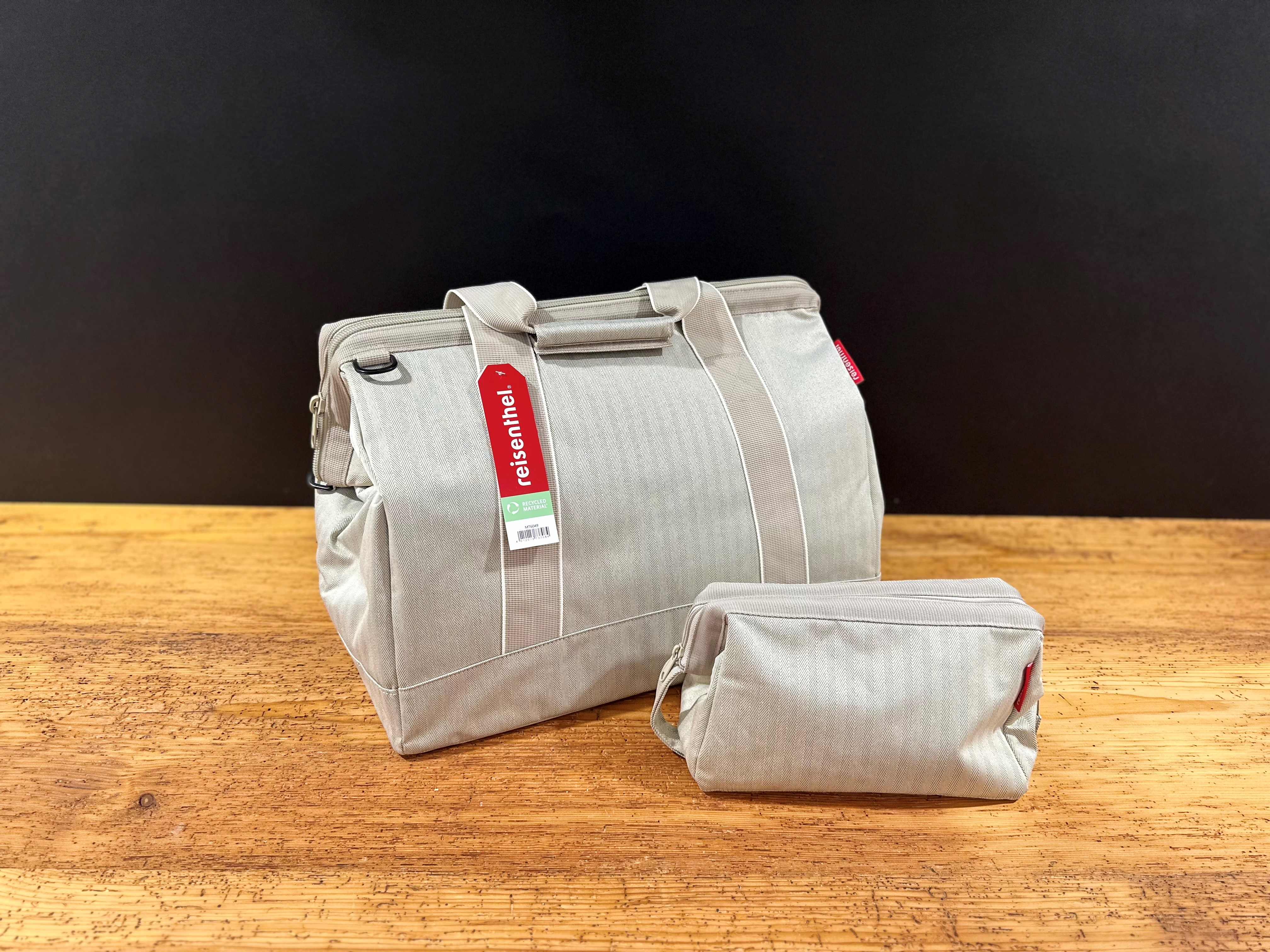 Reisenthel Reisetasche und passende Kosmetiktasche in Herringbone Sand &ndash; stilvolles und nachhaltiges Werbegeschenk.