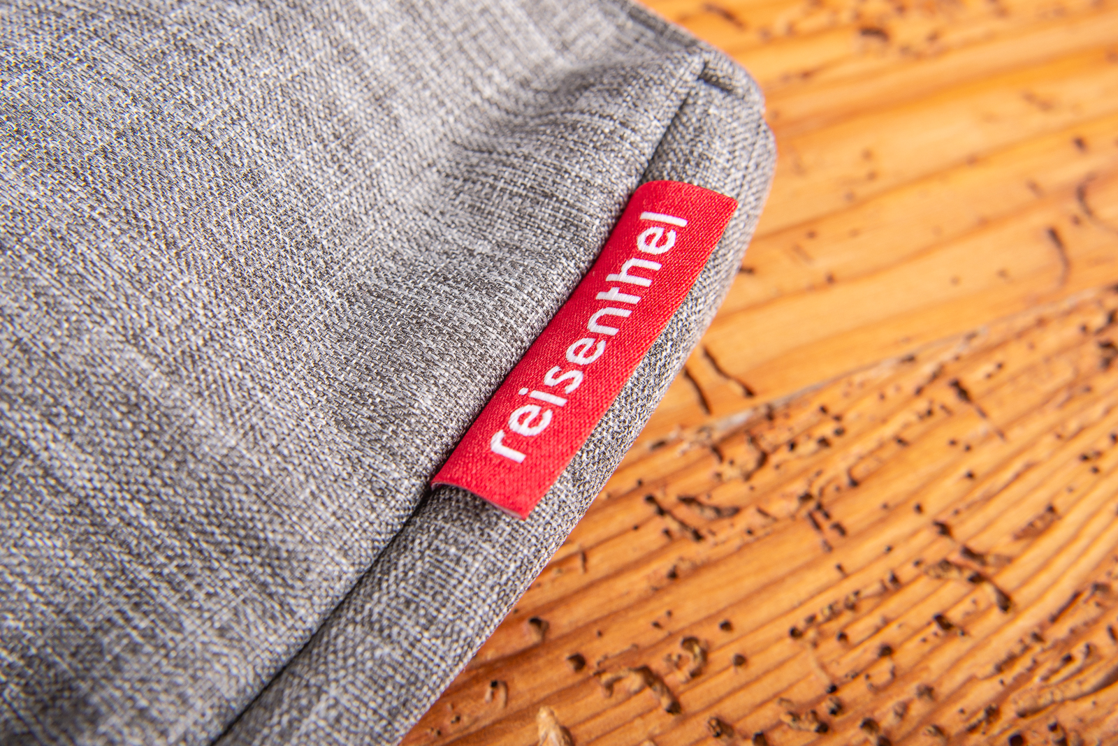 Detailaufnahme Reisenthel Logo am Cityshopper 2 Set Twist Silver &ndash; hochwertiger Marken-Werbeartikel.