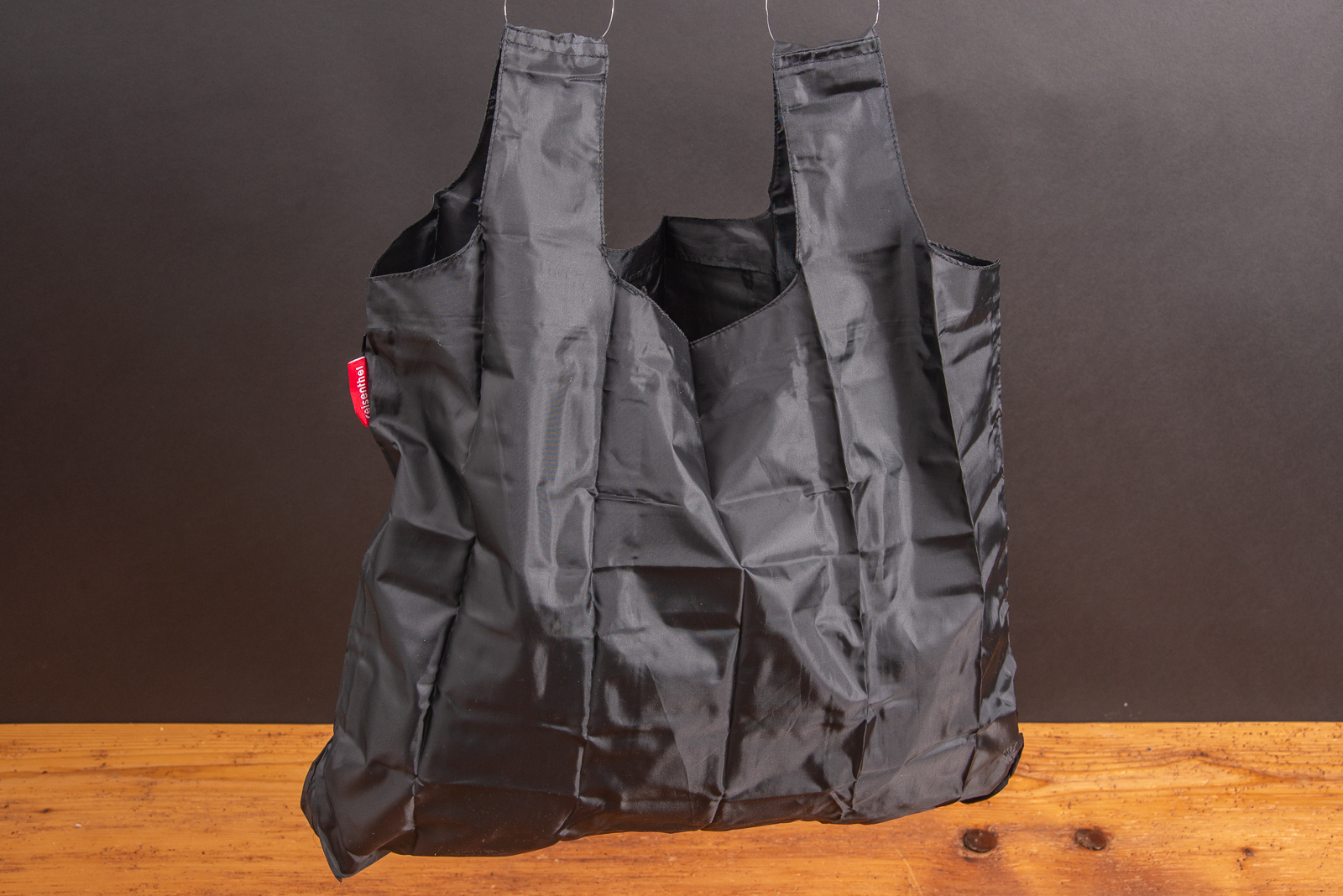 Schwarzer reisenthel Mini Maxi Shopper Pocket &ndash; langlebige Tragetasche aus Polyester, ideal als Werbeartikel mit individueller Bedruckung bei werbemax.