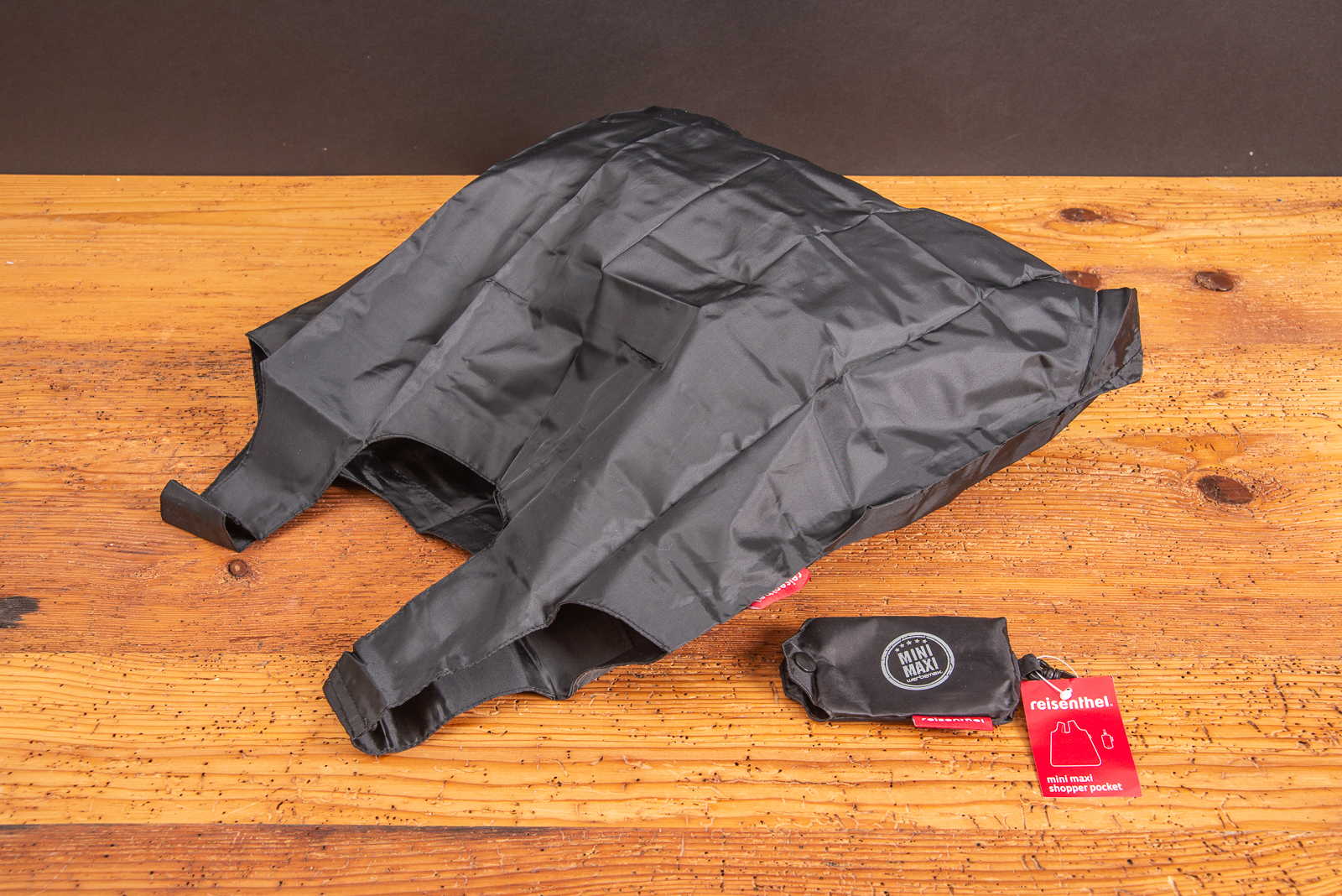 Faltbarer reisenthel Mini Maxi Shopper Pocket &ndash; Einkaufstasche in Schwarz mit praktischer H&uuml;lle, ideal bedruckbar als Werbeartikel bei werbemax.