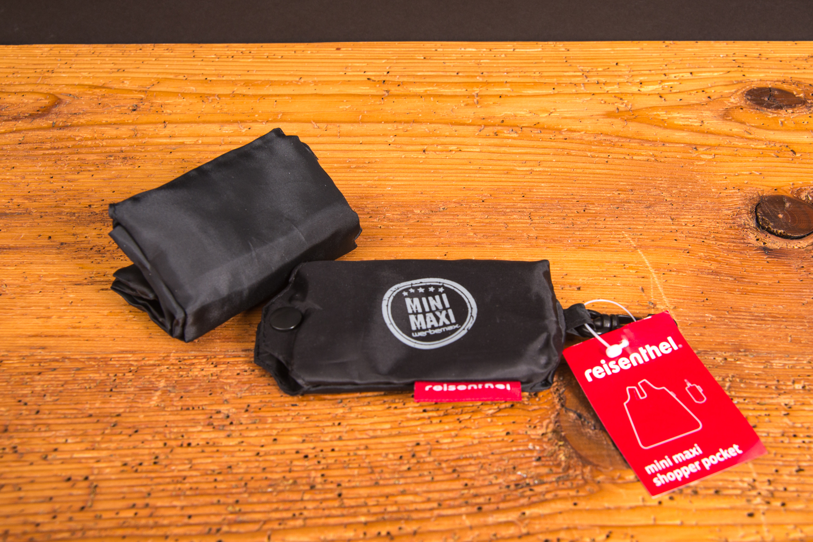 Schwarzer reisenthel Mini Maxi Shopper Pocket &ndash; langlebige Tragetasche aus Polyester, ideal als Werbeartikel mit individueller Bedruckung bei werbemax.