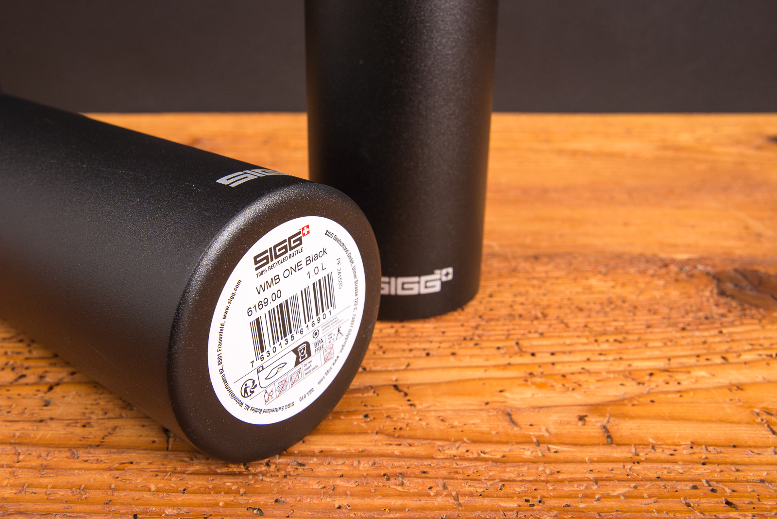 Schwarze SIGG WMB One 1,0 L Trinkflasche aus recyceltem Aluminium &ndash; nachhaltiger Werbeartikel mit individuellem Logo-Druck bei werbemax.