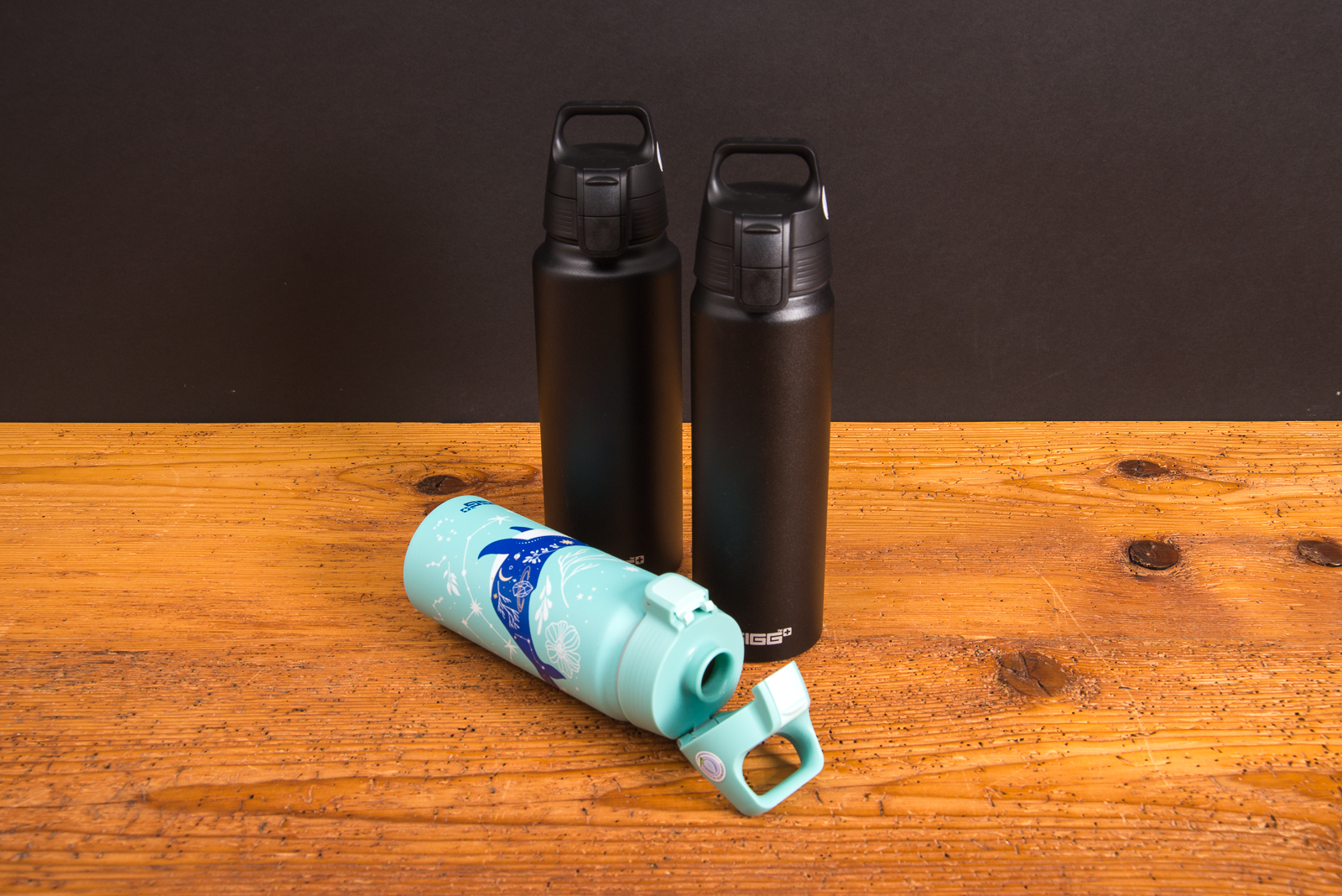SIGG WMB One Trinkflaschen in Schwarz und Blau mit Wal-Design &ndash; bedruckbare Werbeartikel f&uuml;r Kunden und Mitarbeiter.