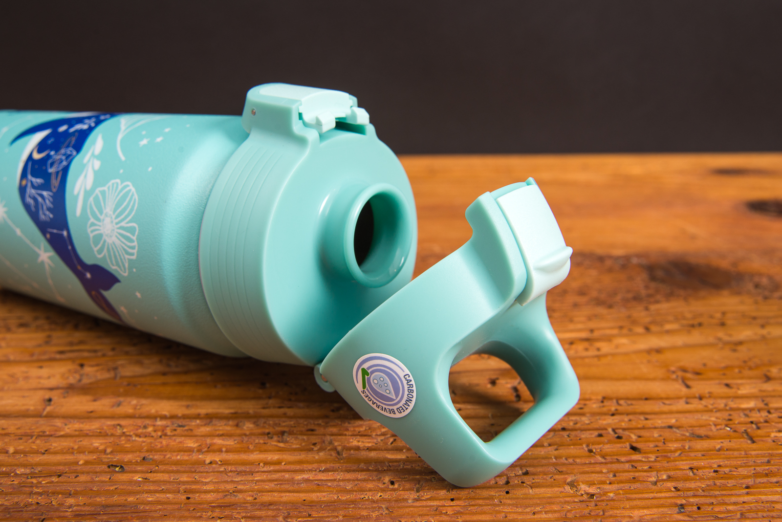 SIGG WMB One Trinkflasche in Blau mit Wal-Design &ndash; nachhaltiger Werbeartikel mit individuellem Logo-Druck bei werbemax.