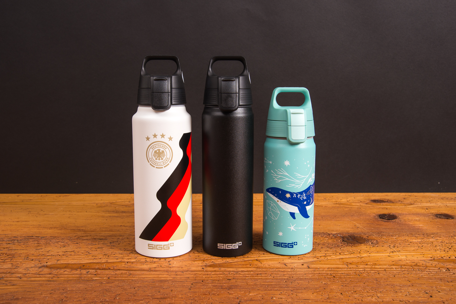 Bedruckte SIGG WMB One Trinkflaschen in Wei&szlig;, Schwarz und Blau &ndash; langlebige Werbeartikel aus recyceltem Aluminium bei werbemax.