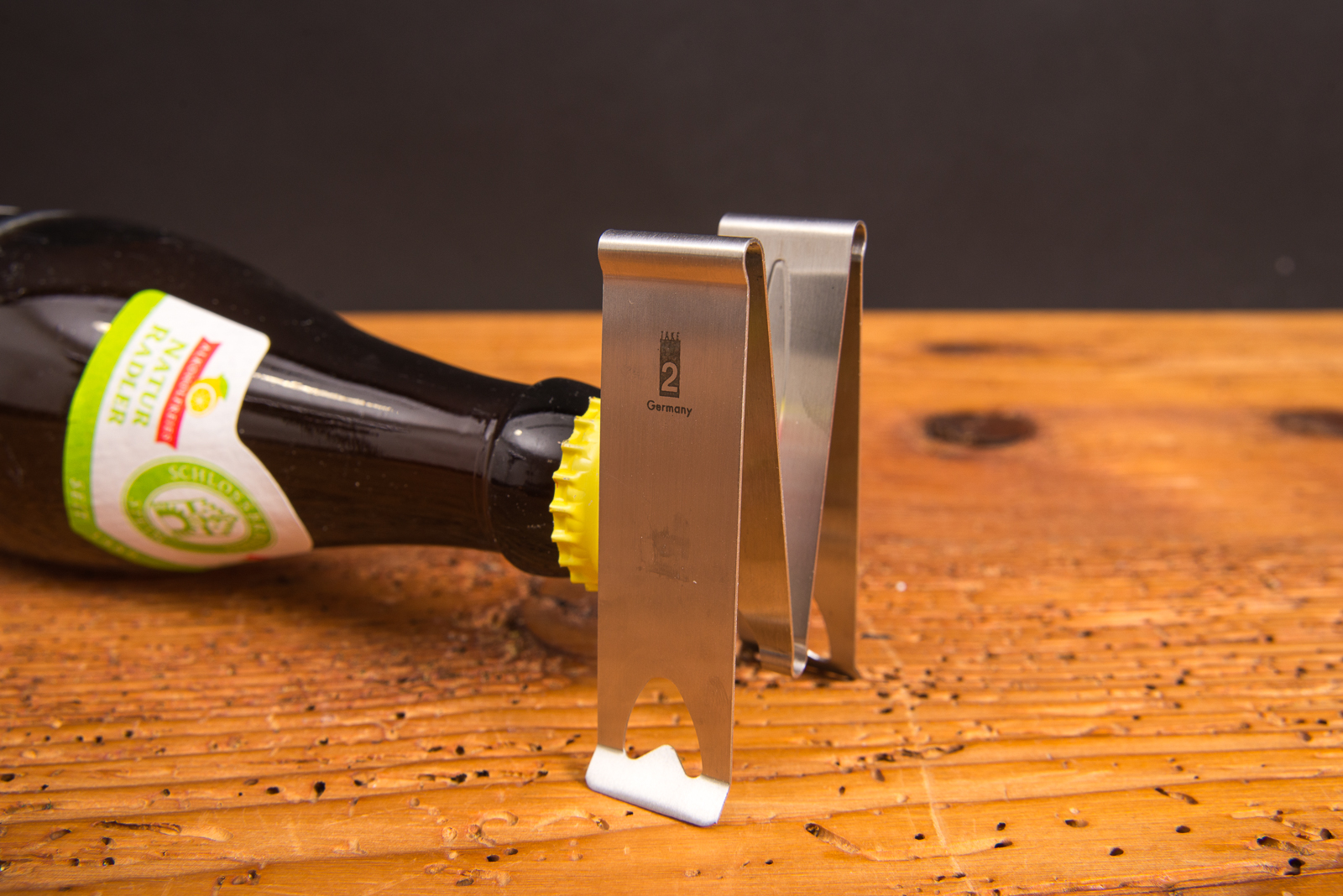 Chapeau! Flaschen&ouml;ffner aus Edelstahl in Aktion &ndash; m&uuml;helos Bierflaschen &ouml;ffnen, perfekt als hochwertiges Werbegeschenk mit Logo bei werbemax.