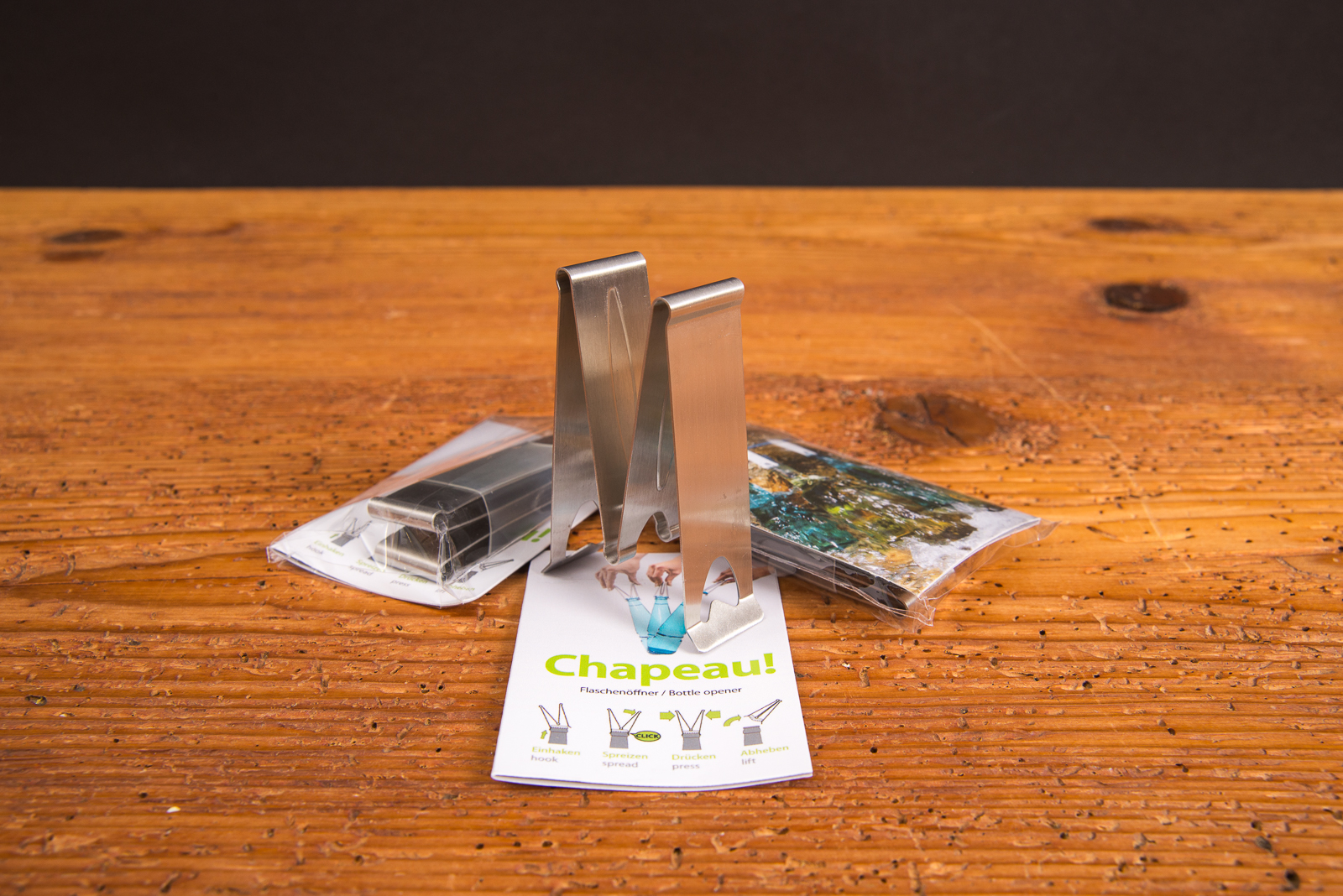 Chapeau! Flaschen&ouml;ffner aus Edelstahl mit Anleitung &ndash; stilvoller Werbeartikel zum einfachen &Ouml;ffnen von Flaschen.