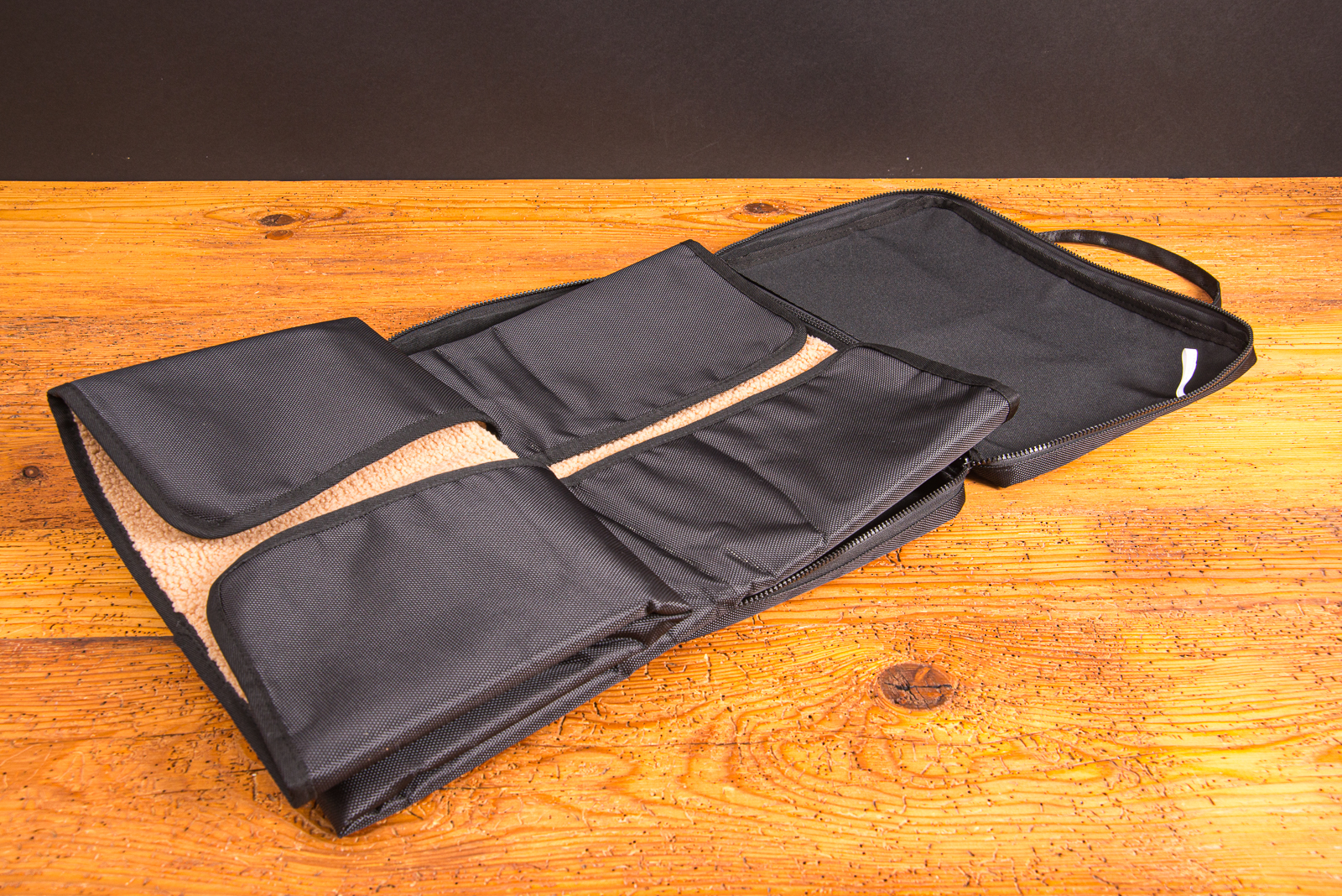 Praktische Hundedecke mit Fleece und integrierter Tasche als idealer Werbeartikel f&uuml;r unterwegs mit Logo bedrucken.