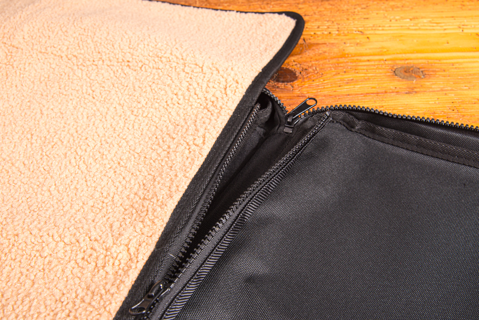 Detailaufnahme der Hundedecke aus Lammfellimitat mit robustem Rei&szlig;verschluss als hochwertiger Werbeartikel f&uuml;r Hundebesitzer.