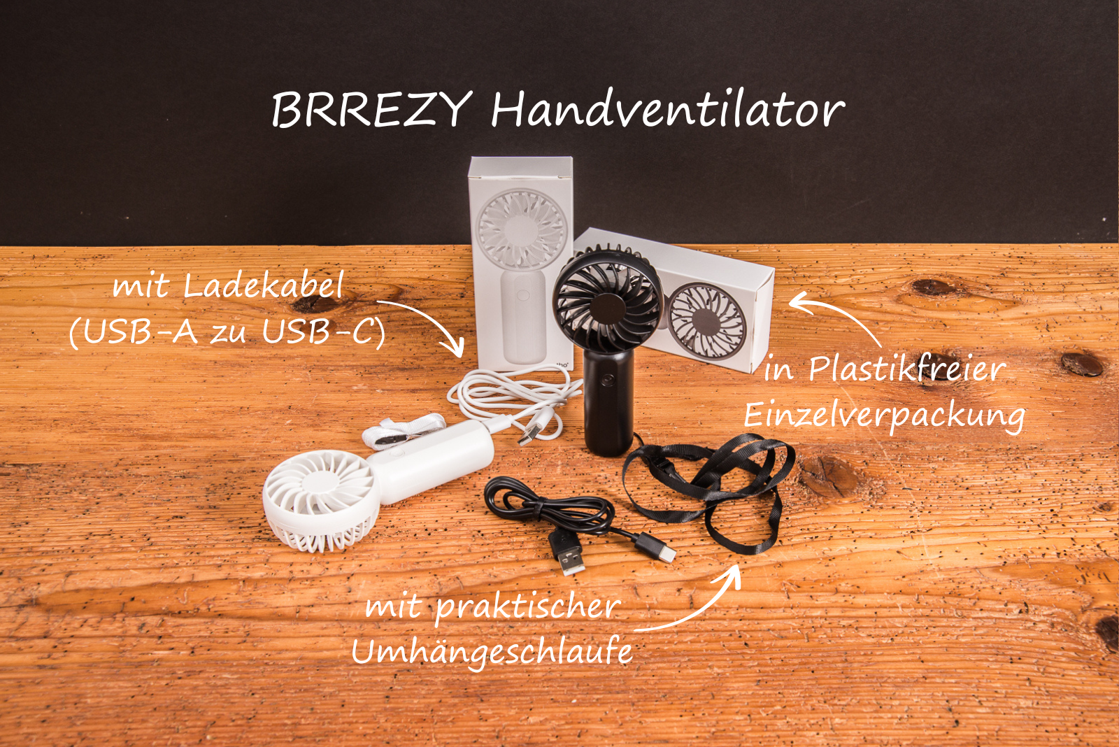 Handventilator Breezy mit Logo als Werbeartikel &ndash; Set mit USB-Ladekabel, Umh&auml;ngekordel und Einzelverpackung. Beschriftung zeigt die Produktvorteile.