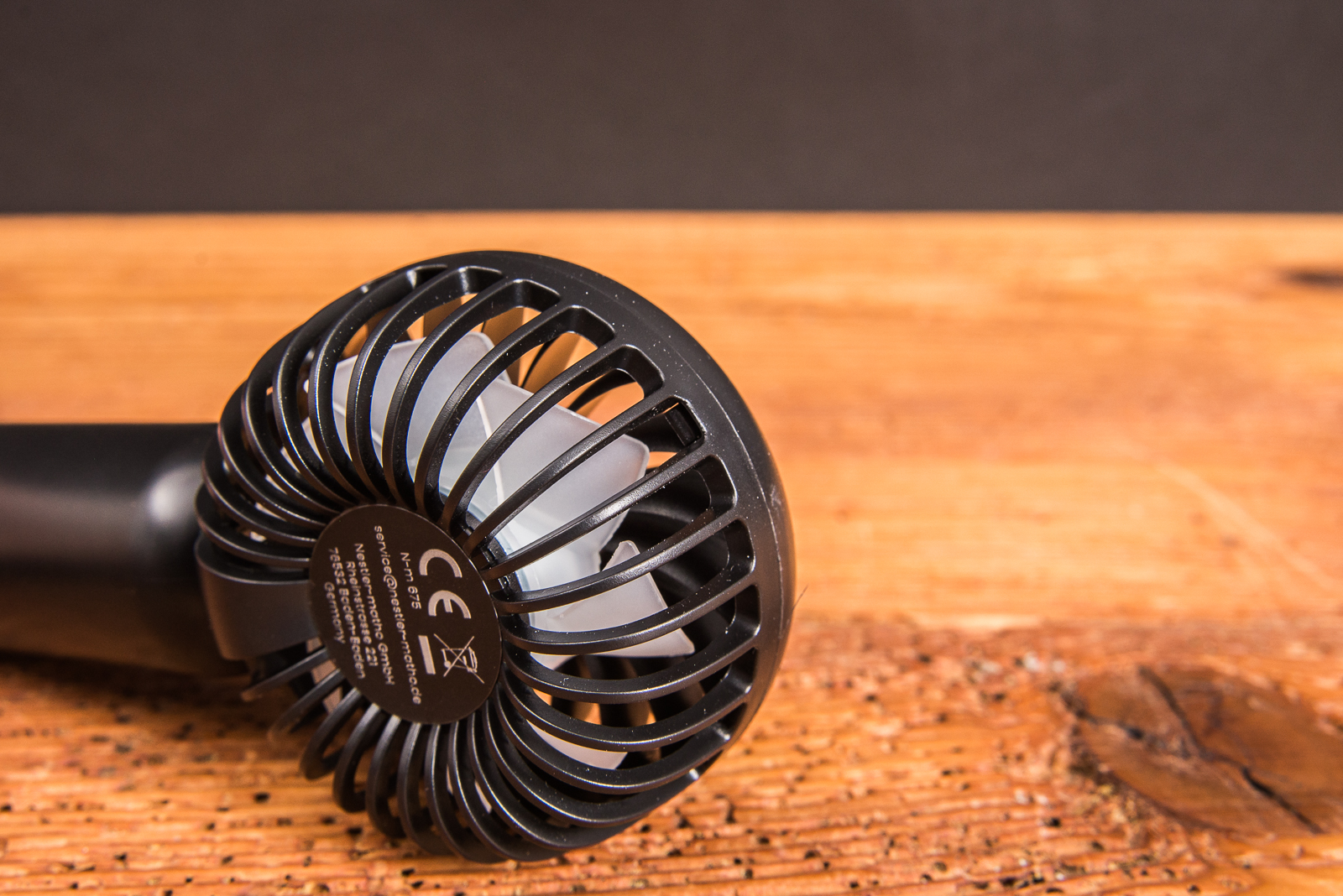 Detailaufnahme des Handventilators Breezy in Schwarz &ndash; kompakter, mobiler Ventilator mit Logo-Fl&auml;che als Werbeartikel, ideal f&uuml;r Sommer-Events.