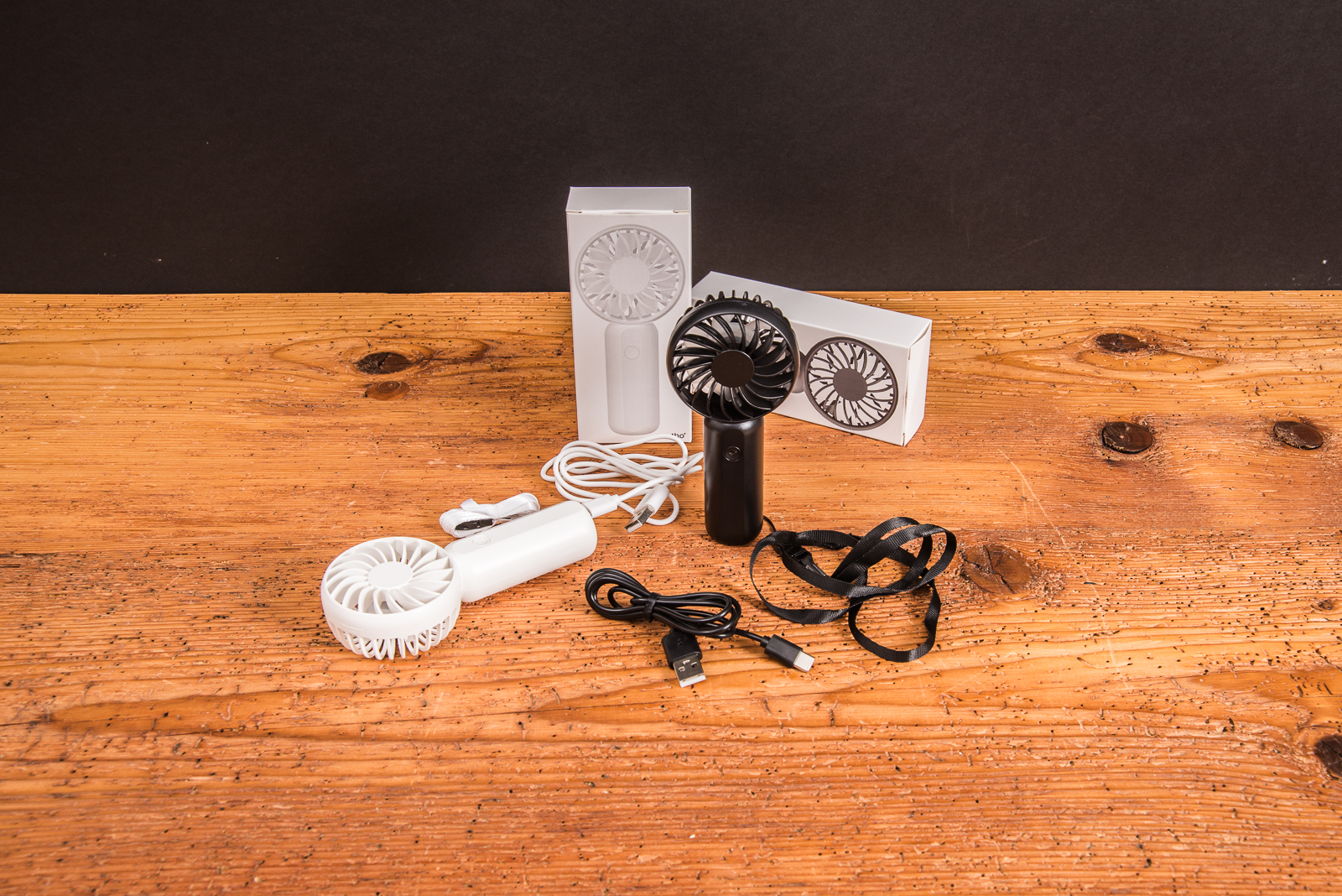 Handventilator Breezy als Werbeartikel (Give-away) im Set &ndash; schwarze und wei&szlig;e Ausf&uuml;hrung mit USB-Kabel und Verpackung, ideal f&uuml;r individuelle Logo-Bedruckung.