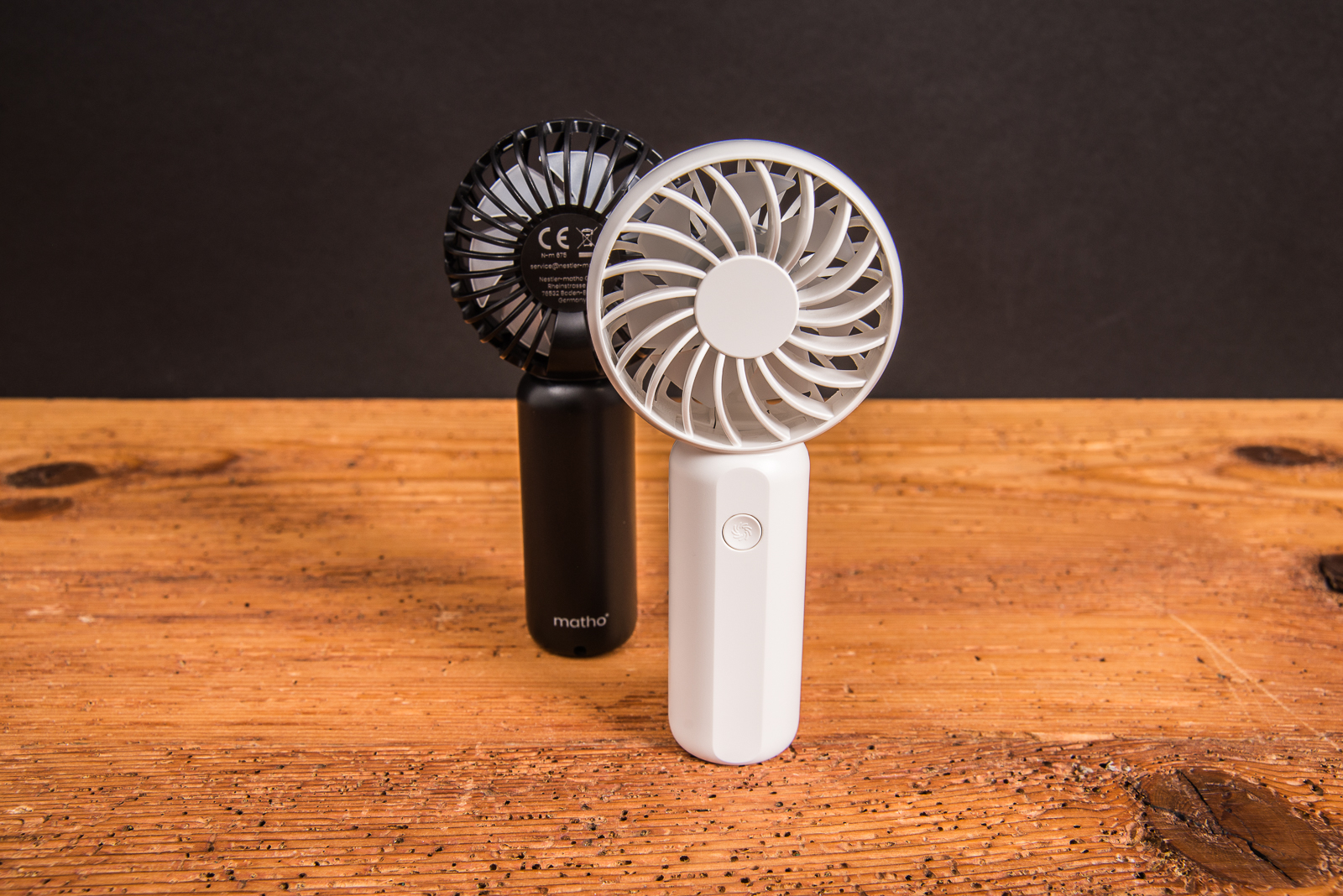 Handventilator Breezy als Merchandise-artikel in Wei&szlig; (Vorderseite) und Schwarz (R&uuml;ckseite) &ndash; kompakter Sommer-Ventilator mit Logo-Fl&auml;che.