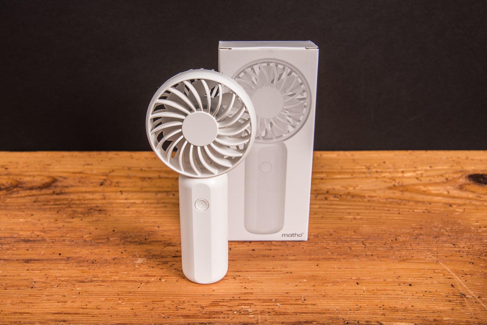 Wei&szlig;er Handventilator Breezy als Werbeartikel mit Logo-Fl&auml;che, vor der passenden Einzelverpackung &ndash; praktisches Sommer-Promotion-Geschenk.