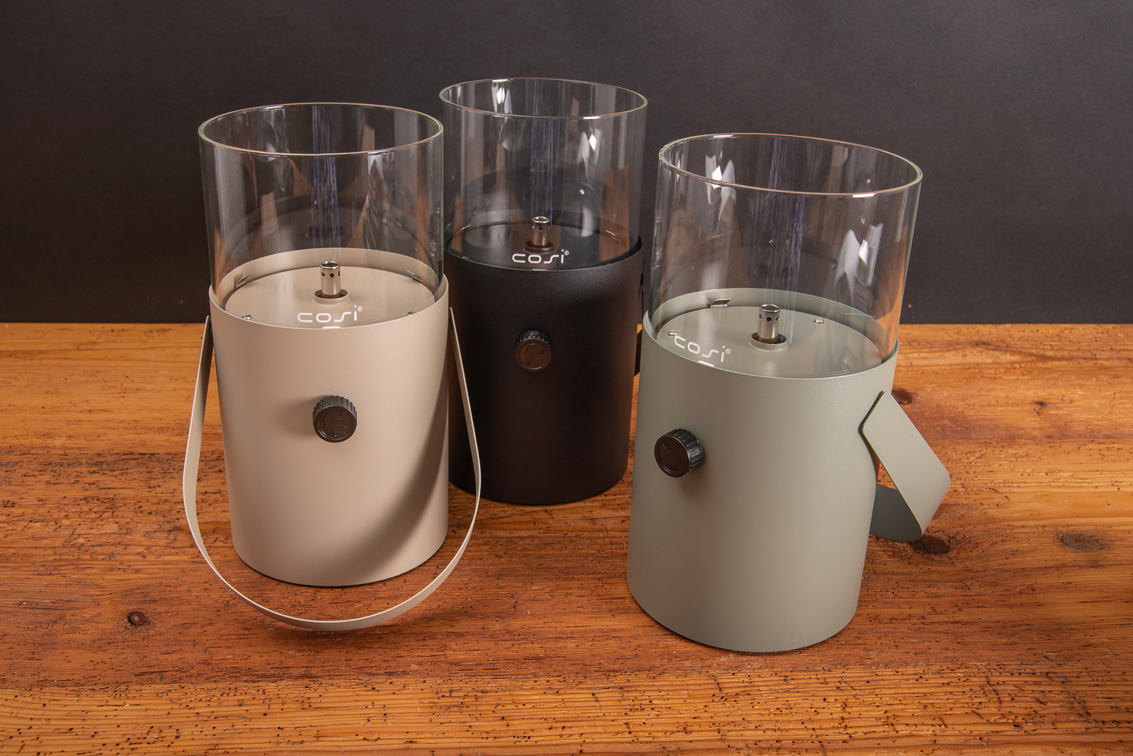 Cosiscoop Original Gaslaterne in Beige, Schwarz und Olivgr&uuml;n auf Holztisch als stilvolles Incentiv mit Gravur.