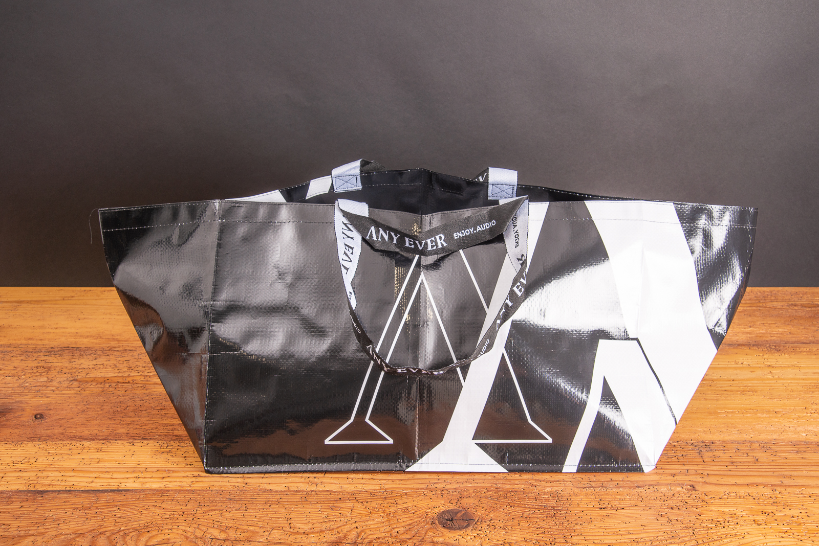 Gro&szlig;er Shopper im IKEA-Stil als Werbeartikel mit stabilem Tragegurt als Messetasche f&uuml;r Kunden