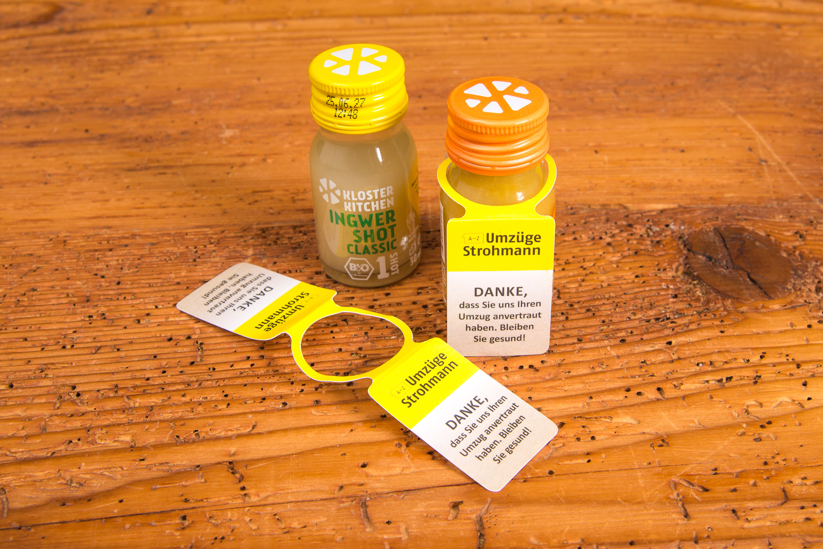 Kloster Kitchen Ingwer Shot Classic und Kurkuma Shot mit Logo-Cape als Giveaway f&uuml;r Unternehmen.