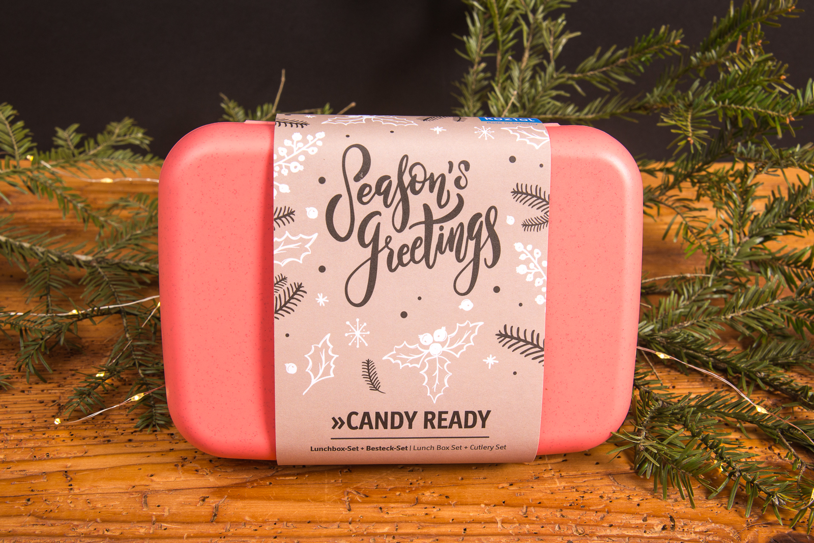 Koziol Candy Ready Lunchbox-Set koralle mit weihnachtlicher Season&rsquo;s Greetings Banderole und Tannenzweig &ndash; nachhaltiges Lunchbox-Set als saisonalesMerch.