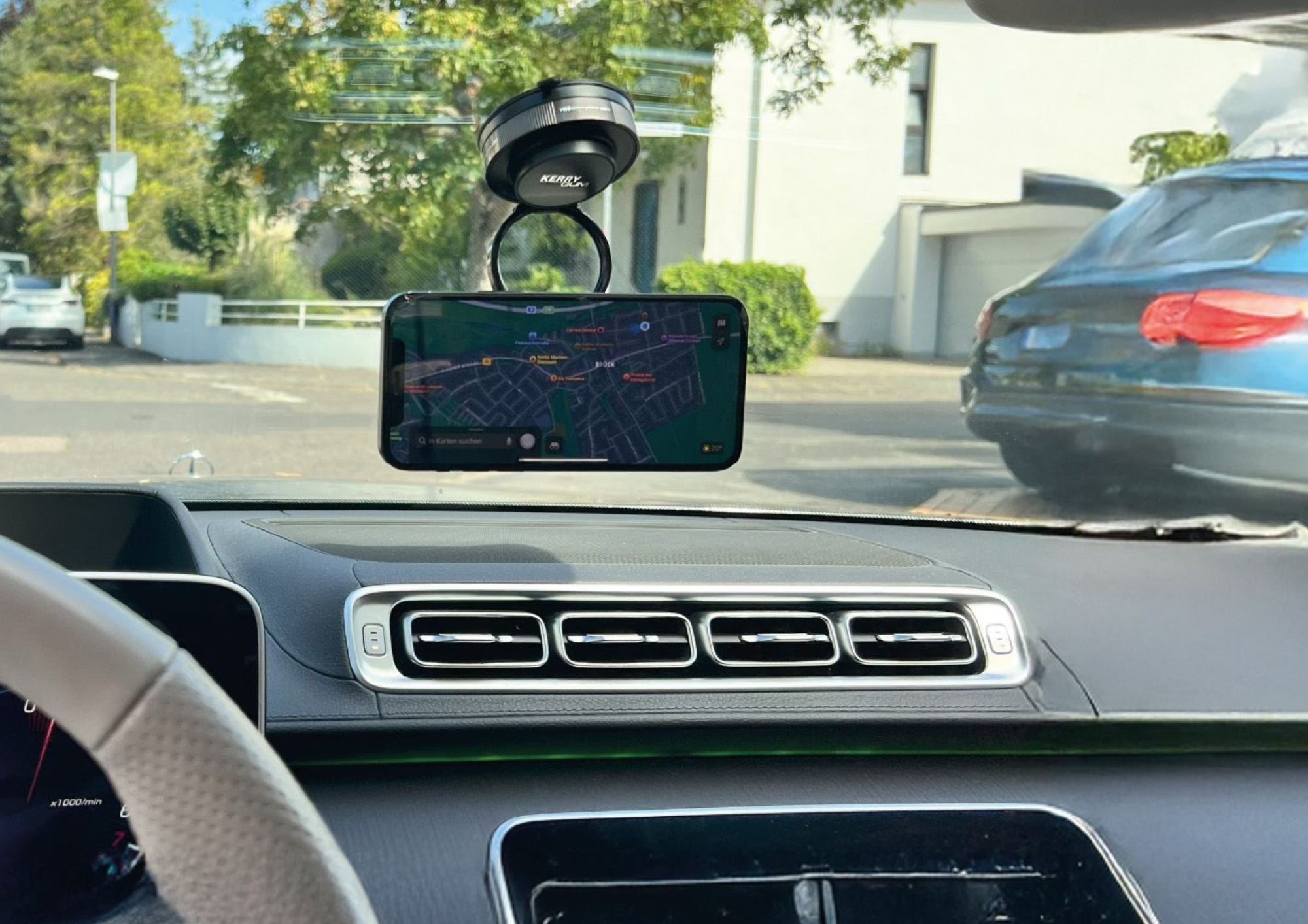 Hochwertige Auto Handyhalterung mit Logo. Durch Magsafe und Vakuum Saugnapf Technologie perfekt haftend und r&uuml;ckstandslos abl&ouml;sbar. 