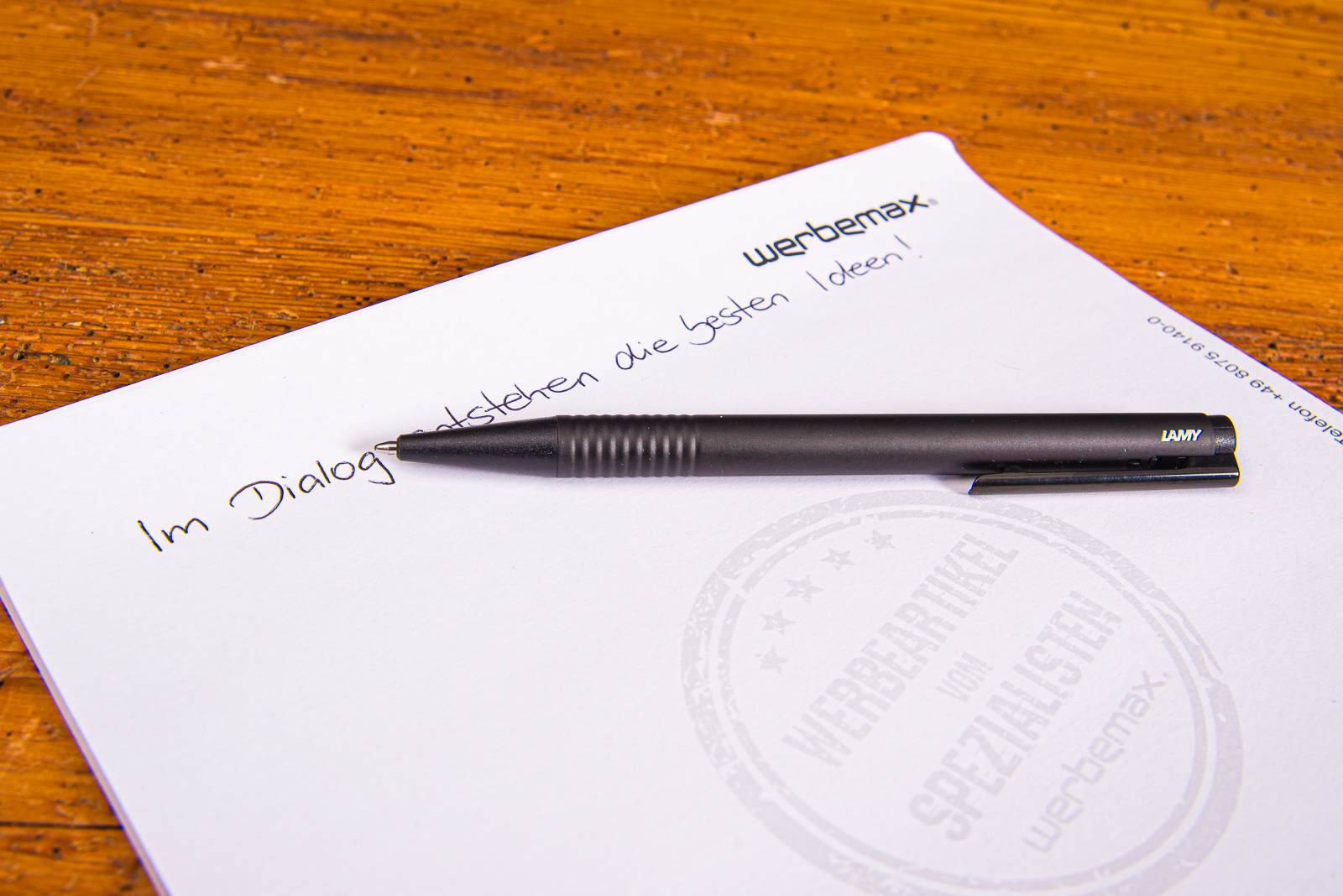 LAMY Logo Black Kugelschreiber auf werbemax Schreibblock liegend ist ein edles Incentiv mit Logo-Gravur.