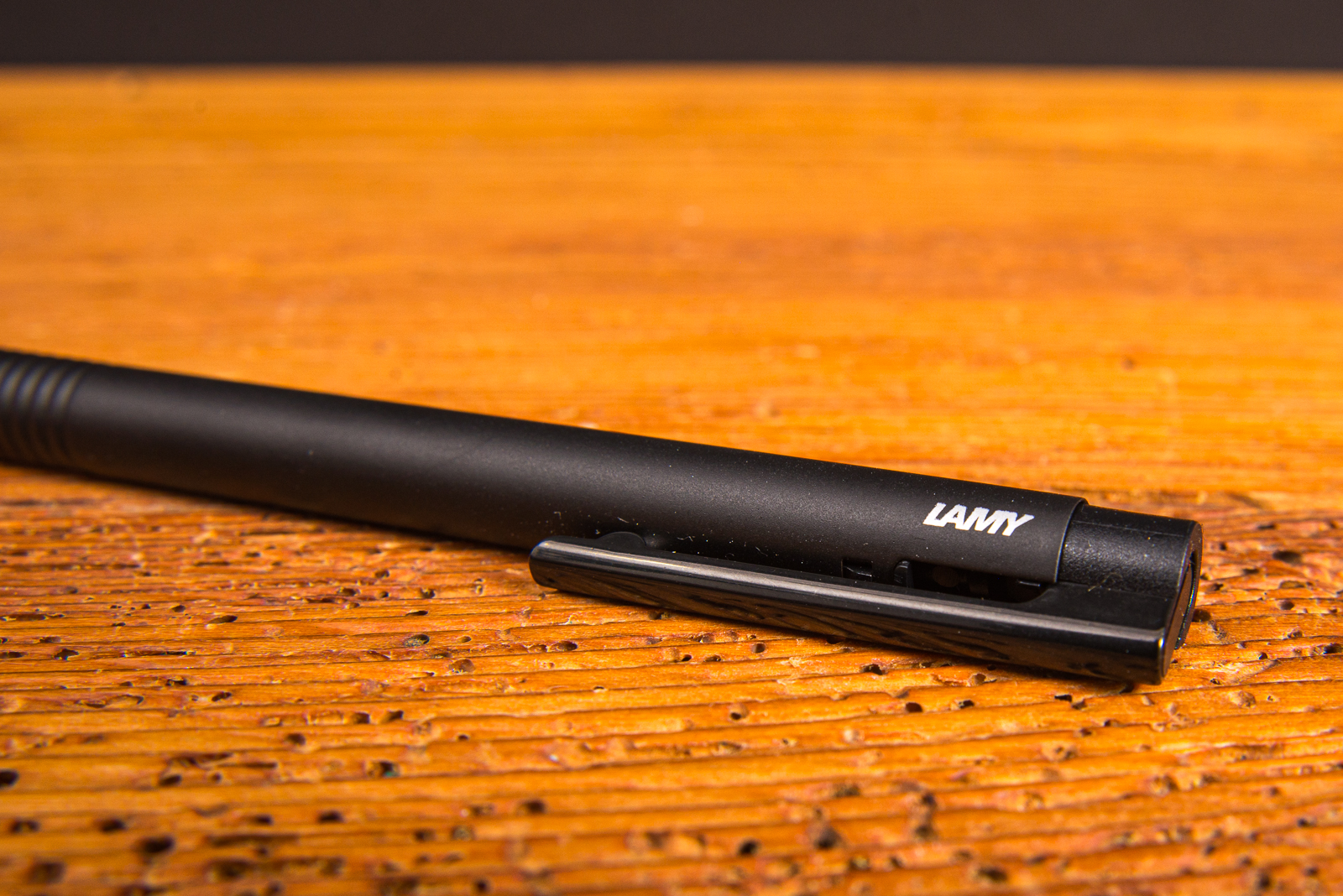 LAMY Logo Black Kugelschreiber als exklusives Incentive auf Messen und bei Vertragsunterzeichnung.