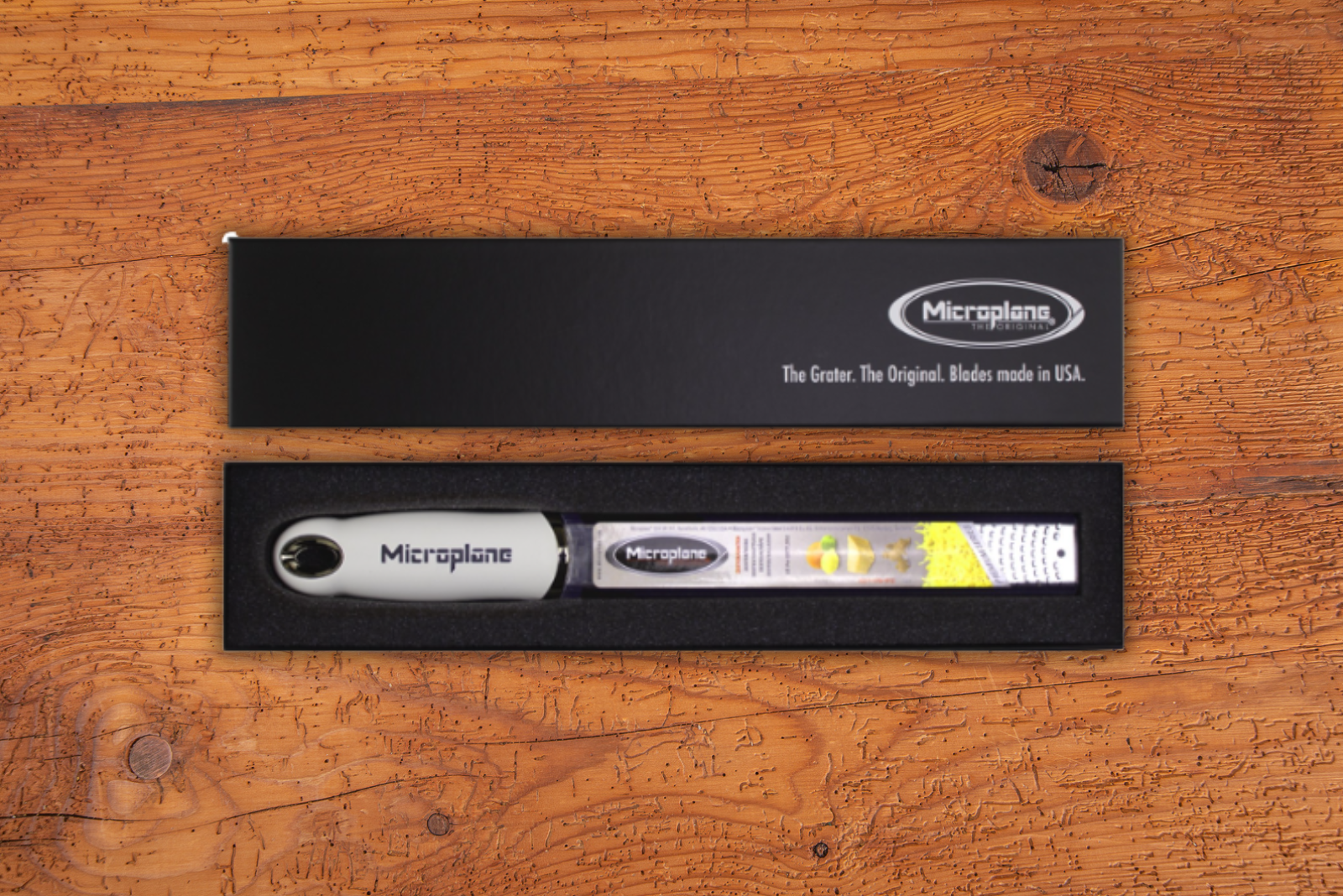 Microplane Premium Classic Zester Reibe weiss inklusive Geschenkbox und einfarbigem Druck auf dem Griff.