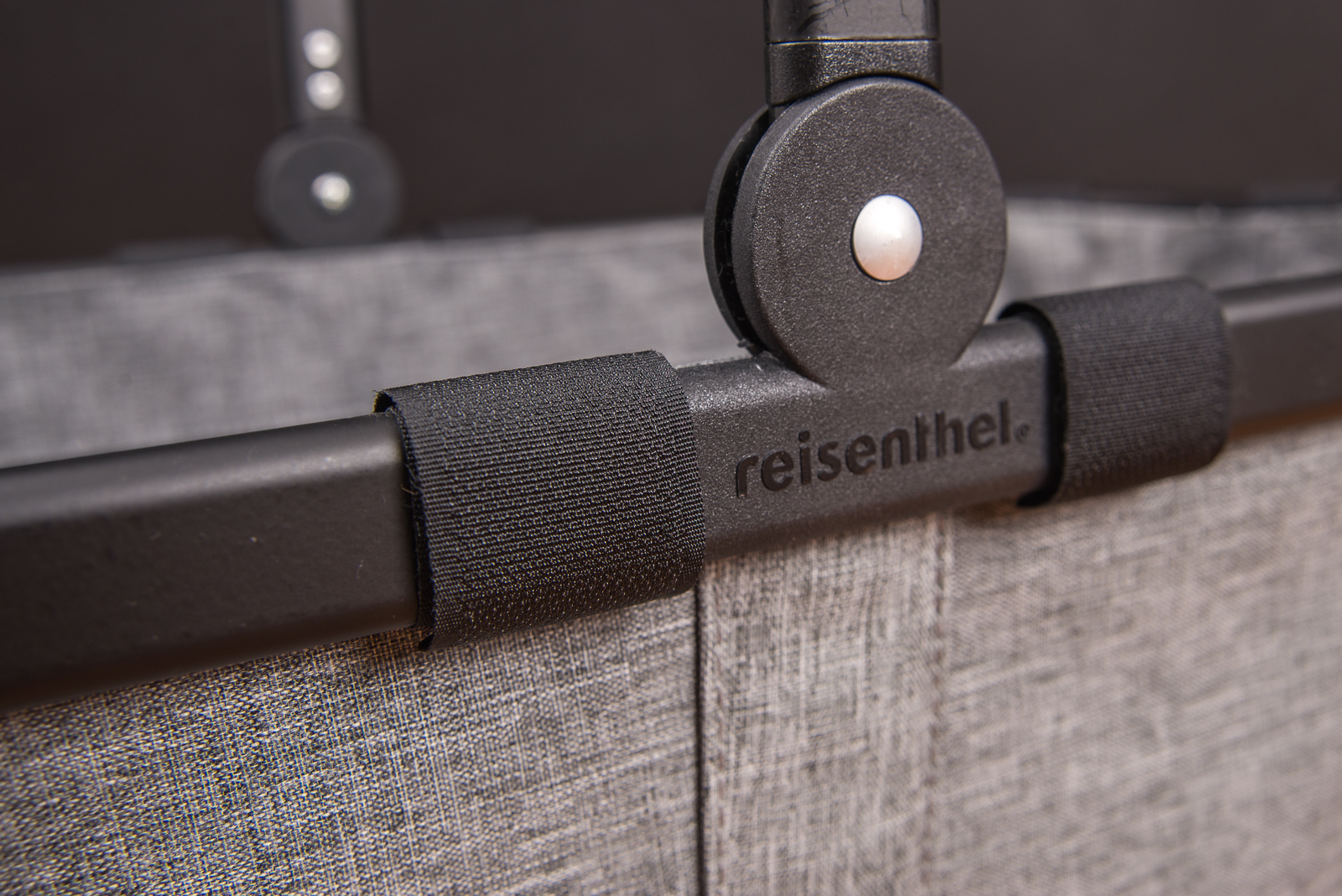 Detailansicht reisenthel carrybag twist silver &ndash; hochwertiger Einkaufskorb als stilvolles Werbeartikel-Highlight und Mitarbeitergeschenk