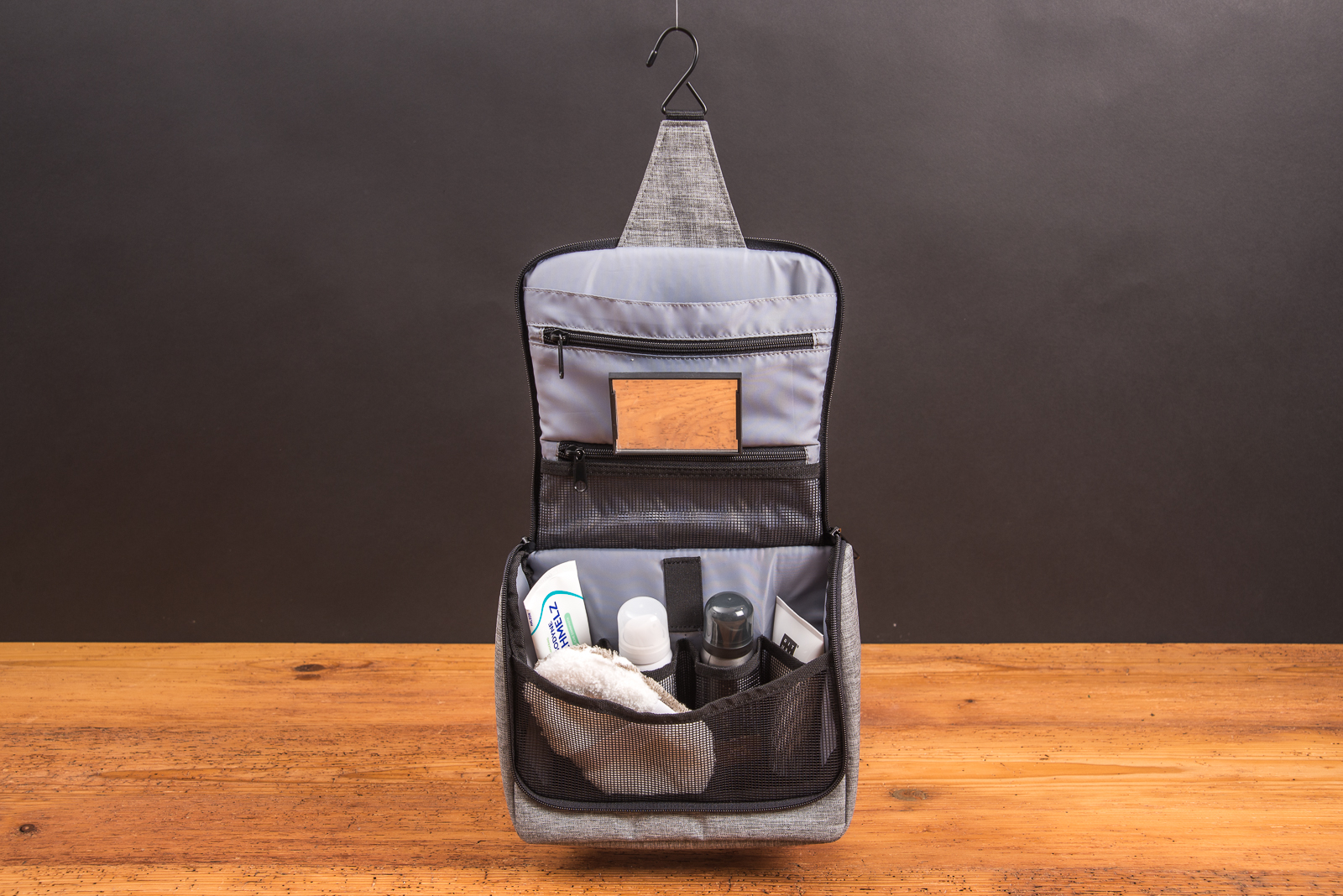 reisenthel Kulturbeutel twist silver &ndash; praktischer Kulturbeutel zum Aufh&auml;ngen als stilvolles Werbegeschenk und Mitarbeitergeschenk