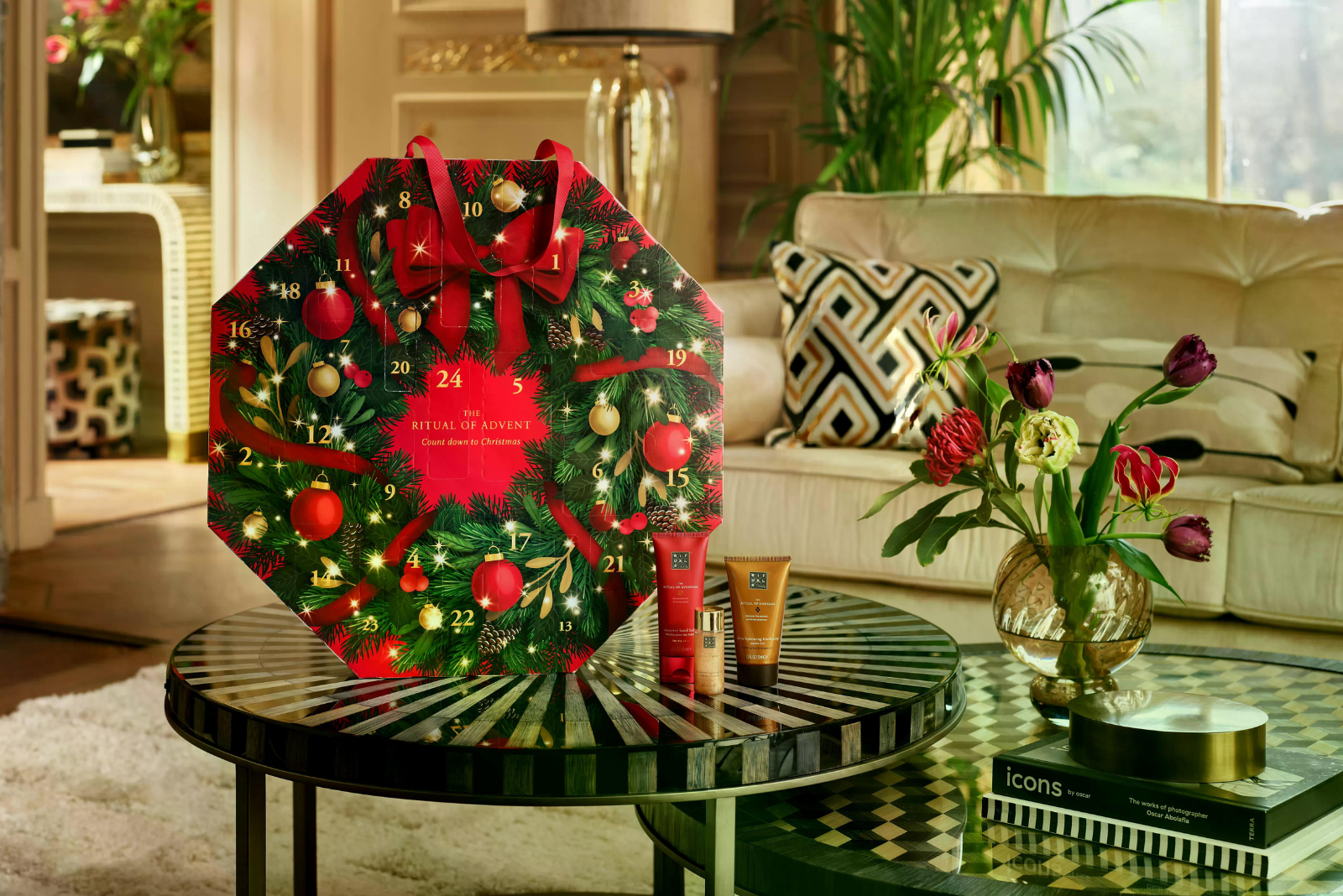 RITUALS Adventskalender 2025 im exklusiven H&auml;ngekranz-Design mit luxuri&ouml;sen Pflegeprodukten und 4 Mini-Kerzen.