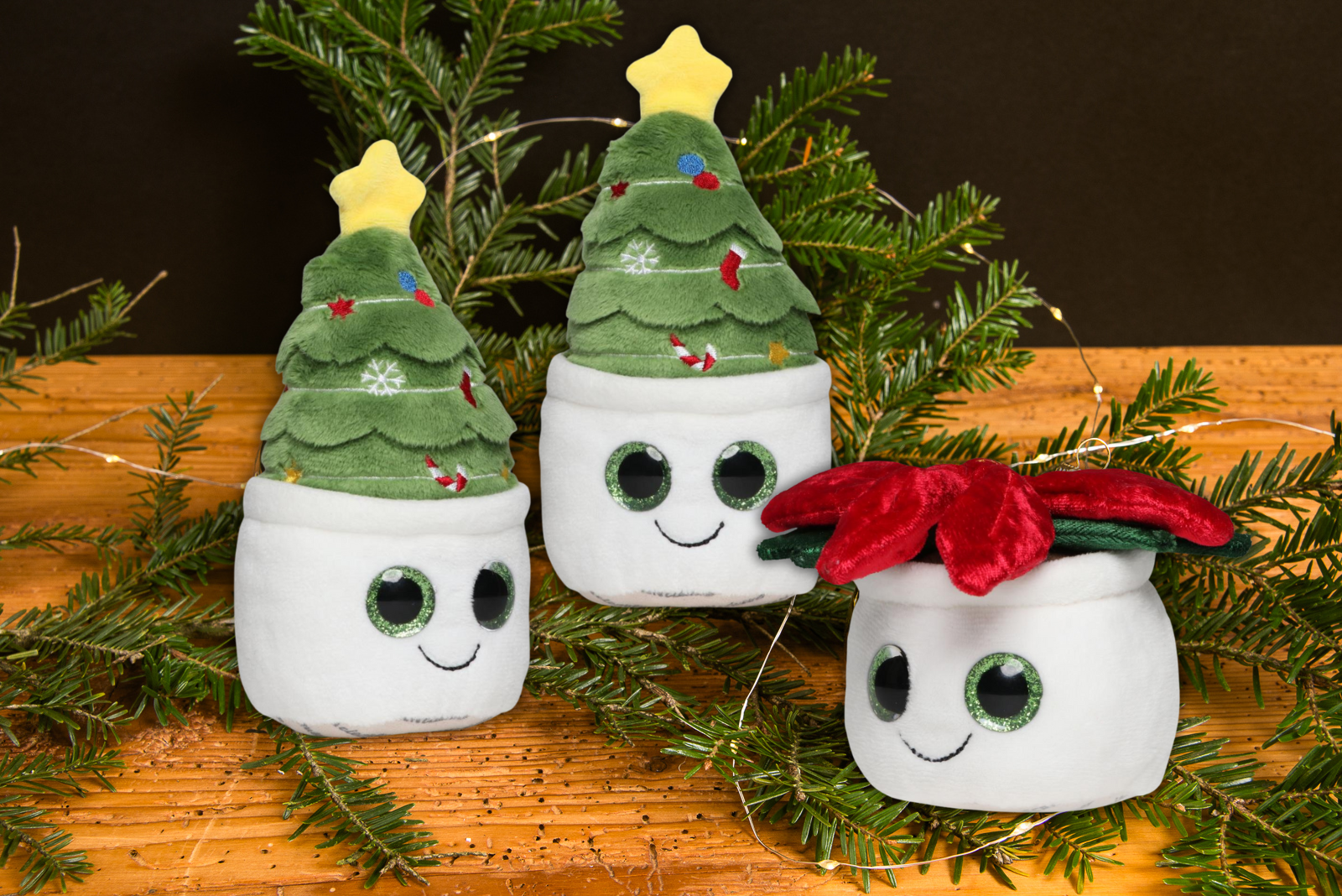 Schmoozies Evergreenies als weihnachtlicher Werbeartikel mit Logo &ndash; s&uuml;&szlig;e Pl&uuml;schfiguren mit Weihnachtsbaum und Weihnachtsstern, ideal als originelles Firmengeschenk.