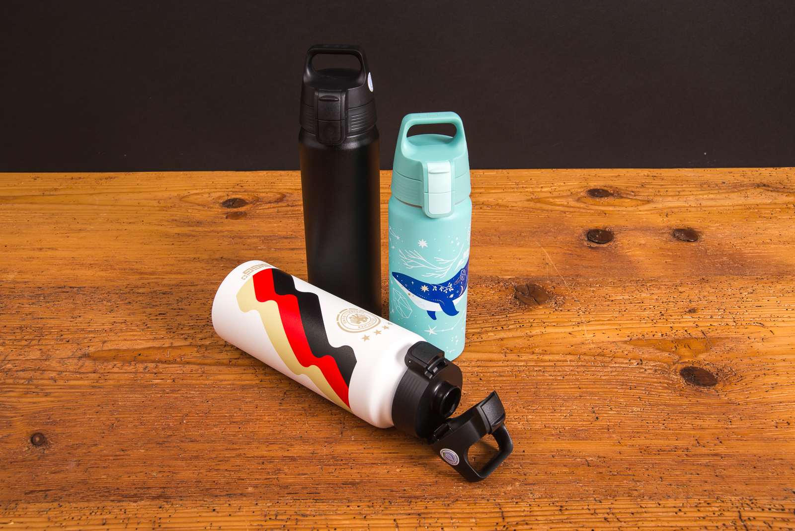 Drei SIGG Trinkflaschen WMB One in verschiedenen Designs &ndash; nachhaltige Trinkflaschen als Werbeartikel mit Logo veredelbar.