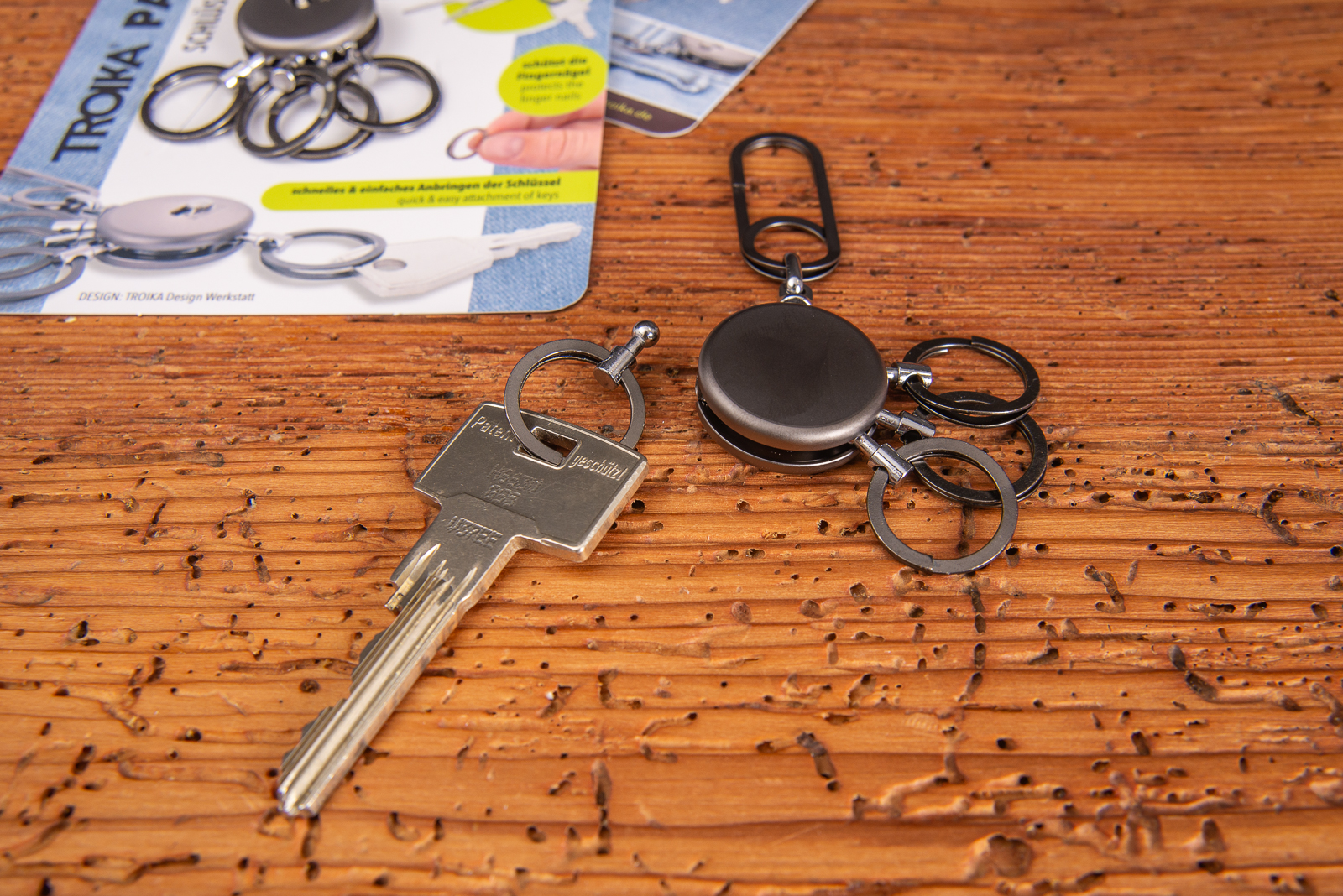 TROIKA PATENT EASY Schl&uuml;sselanh&auml;nger mit Karabinerhaken und vier ausklinkbaren Ringen, inklusive Schl&uuml;ssel &ndash; hochwertiger Werbeartikel aus Metall mit patentiertem NAIL GUARD-Verschluss.