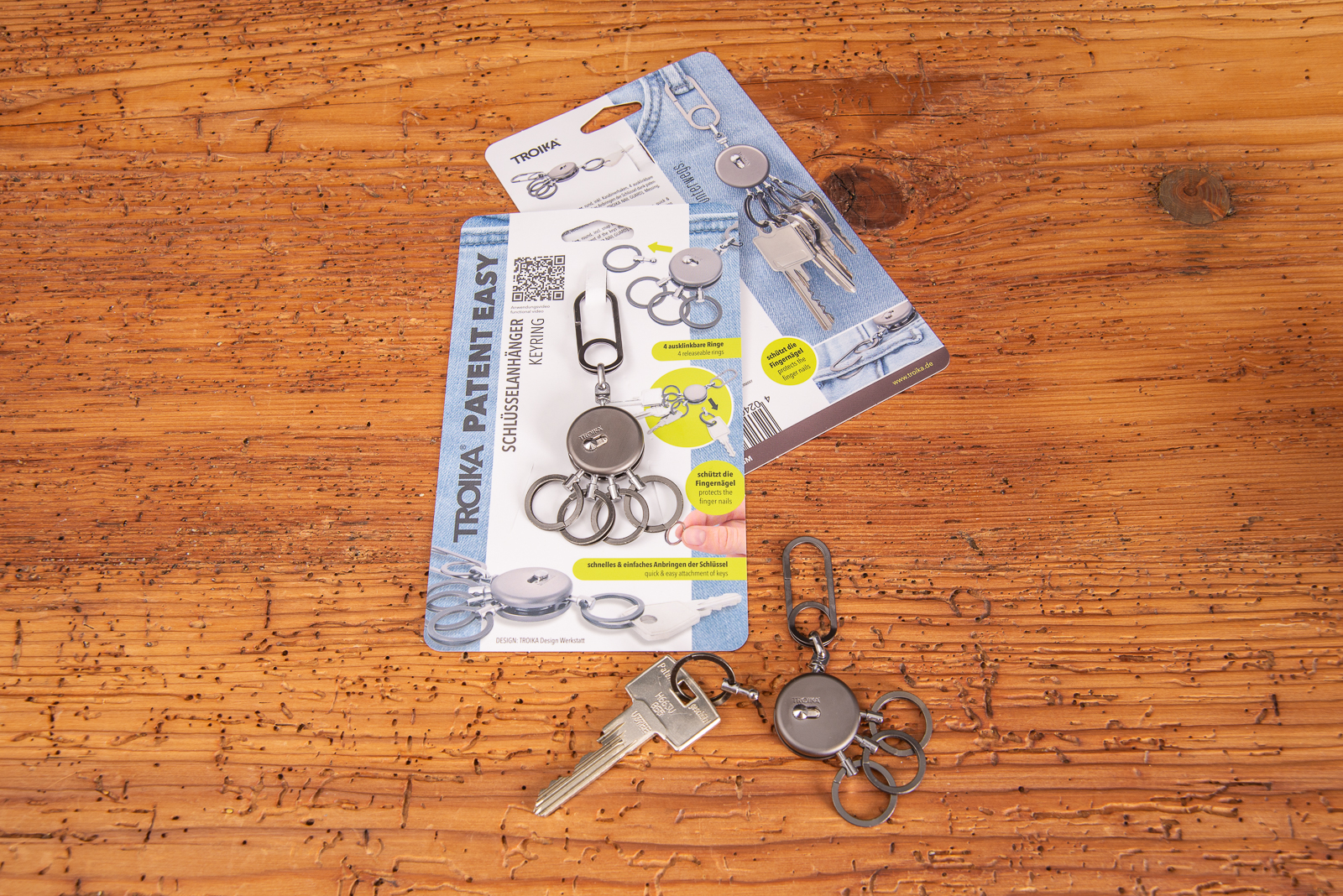 TROIKA PATENT EASY Schl&uuml;sselanh&auml;nger in Verpackung mit Karabinerhaken und vier Ringen, inklusive Schl&uuml;ssel &ndash; hochwertiger Werbeartikel mit Logo-Gravur und patentiertem Verschluss.