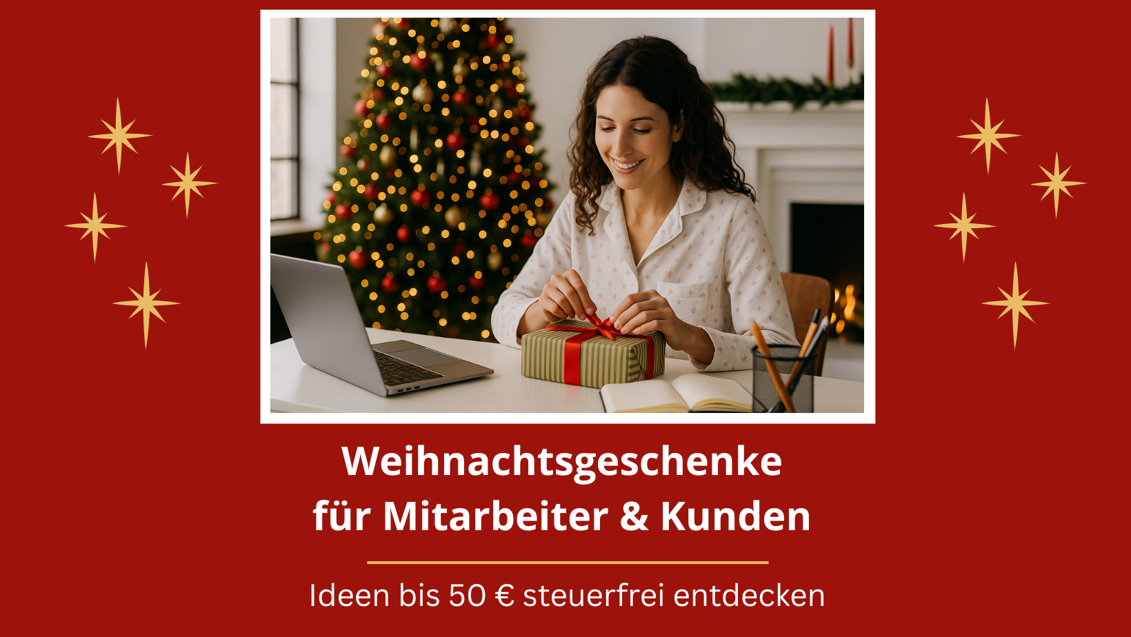 Weihnachtlich dekoriertes B&uuml;ro mit Weihnachtsbaum: junge Frau sitzt am Schreibtisch, packt ein Geschenk ein und l&auml;chelt. Darunter der Text &bdquo;Weihnachtsgeschenke f&uuml;r Mitarbeiter & Kunden &ndash; Ideen bis 50 &euro; steuerfrei entdecken&ldquo;.