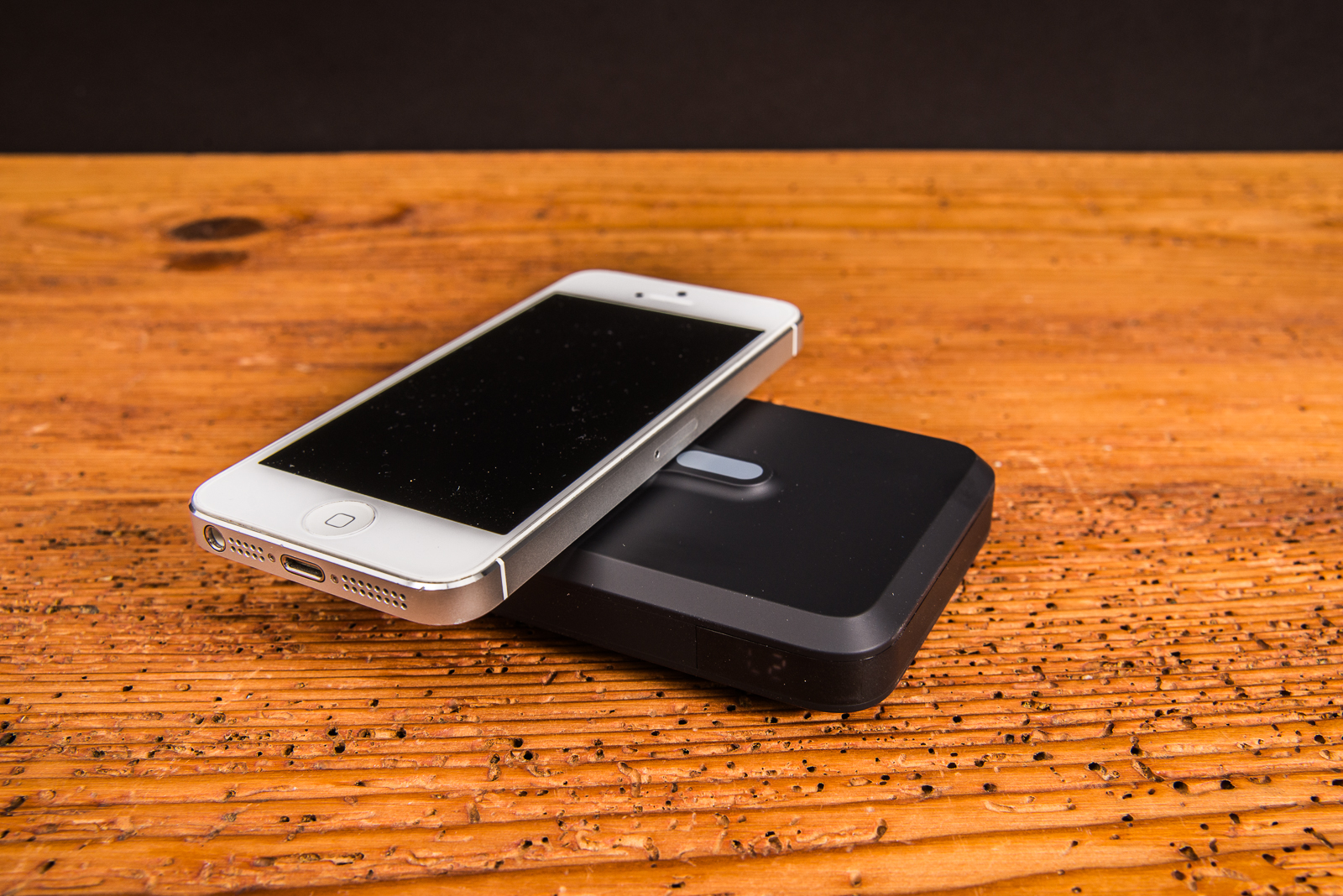 Xtorm Magnetic Powerbank 10.000 mAh l&auml;dt ein iPhone kabellos per MagSafe &ndash; hochwertige Powerbank mit Logo als exklusives Werbegeschenk und praktisches Lade-Accessoire f&uuml;r unterwegs.