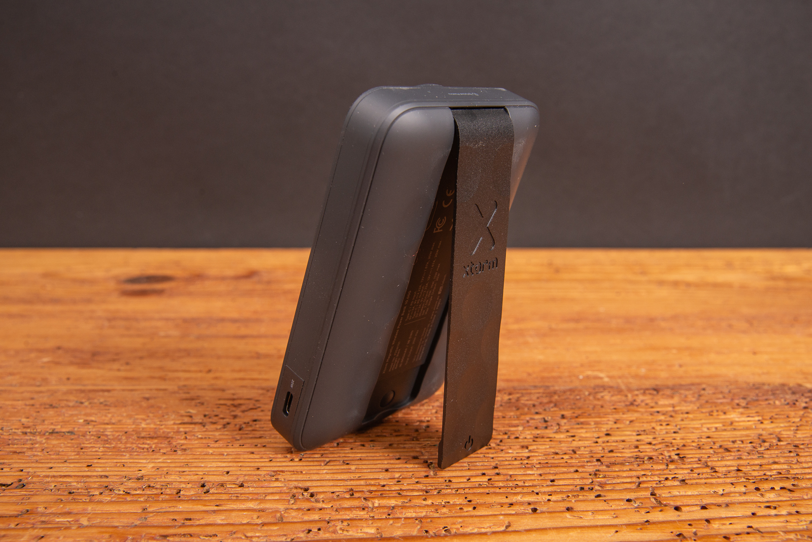 Xtorm Magnetic Powerbank 10.000 mAh mit praktischem Standfu&szlig; &ndash; MagSafe-kompatible Powerbank mit Logo als hochwertiges Werbegeschenk f&uuml;r kabelloses Laden und flexiblen Einsatz unterwegs.