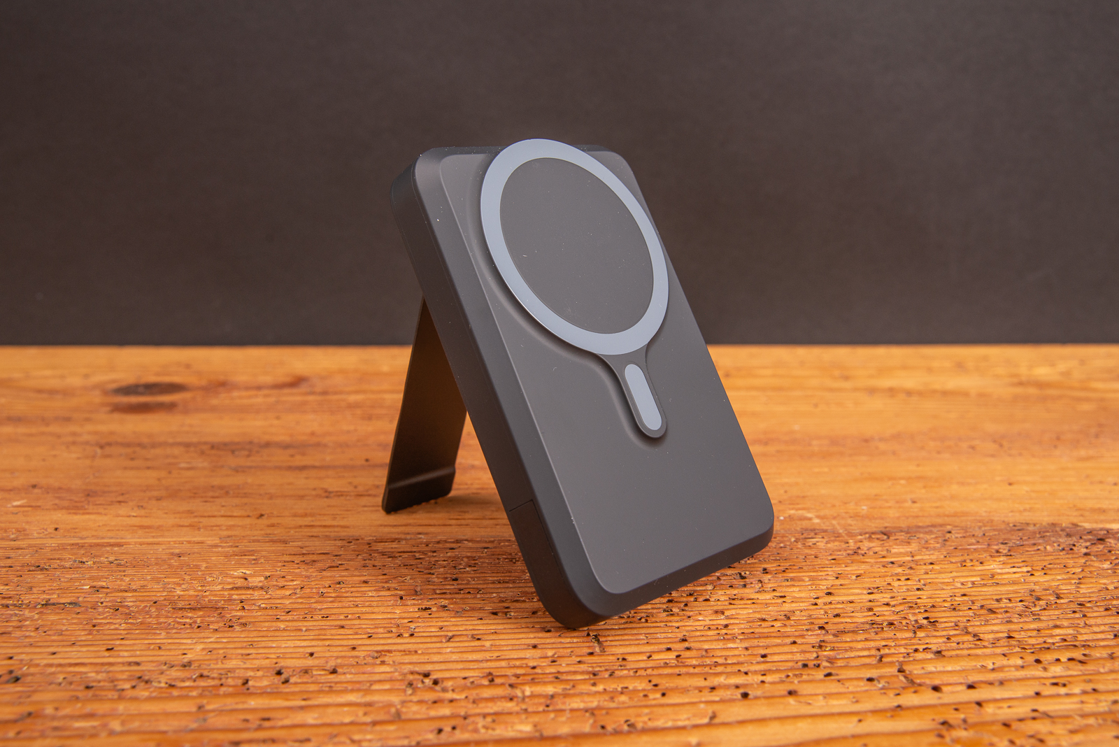 Xtorm Powerbank FS5 10.000 mAh mit MagSafe und integriertem Standfu&szlig; &ndash; edle Powerbank mit Logo als hochwertiges Werbegeschenk f&uuml;r kabelloses Laden von Smartphones.