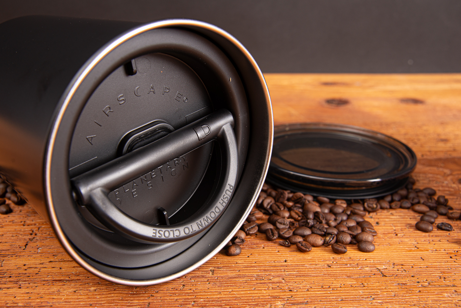 Detailaufnahme des Airscape Deckels mit Unterdrucksystem &ndash; innovative Kaffeedose als nachhaltiges Werbegeschenk.