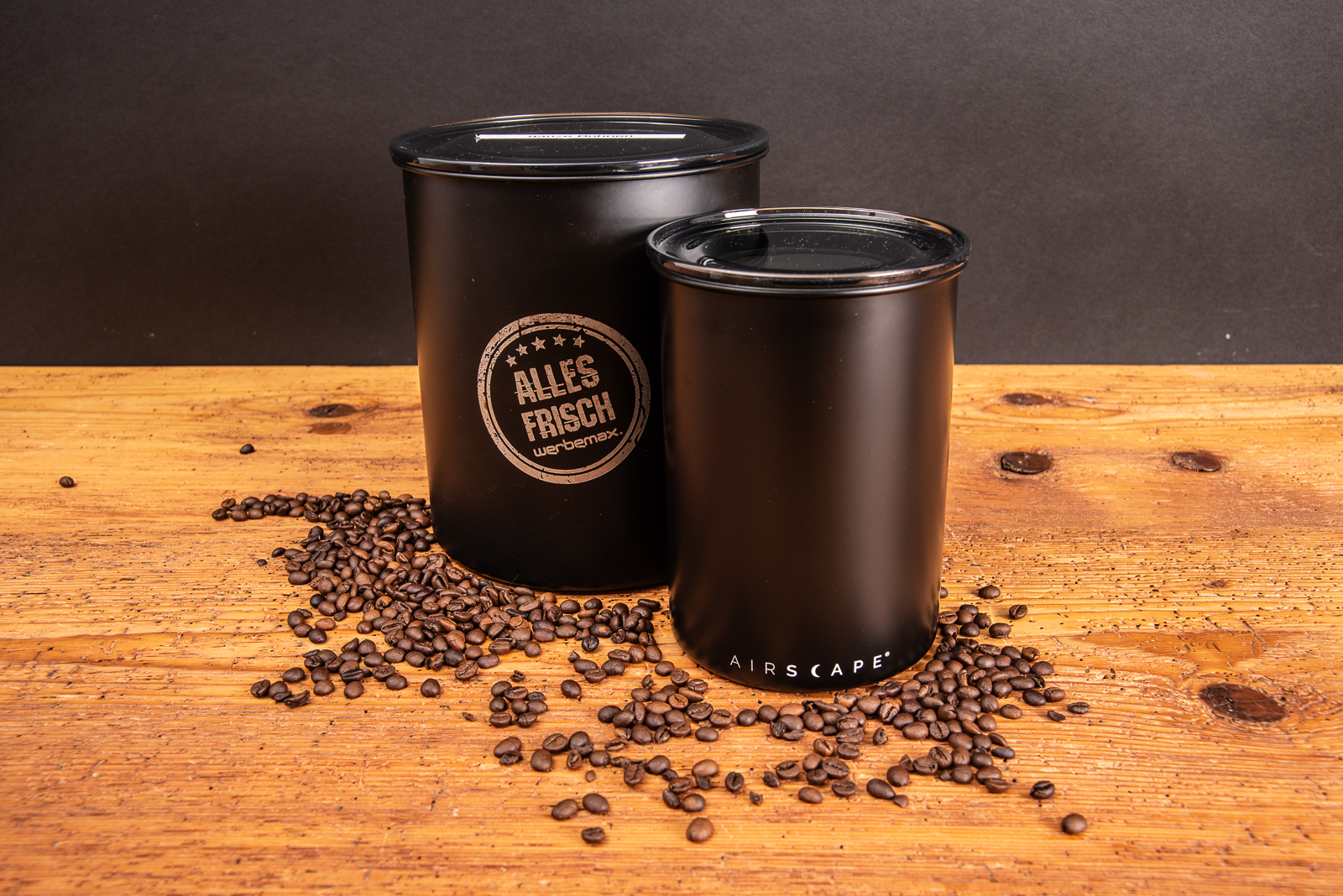 Zwei Airscape Kaffeedosen in Schwarz matt mit Gravur &bdquo;Alles frisch&ldquo; &ndash; bedruckbare Premium-Werbegeschenke f&uuml;r Unternehmen.