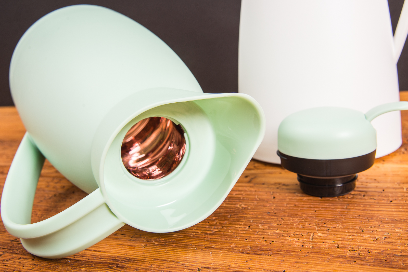 alfi Isolierkanne ECO in Mintgr&uuml;n, ge&ouml;ffnet, mit sichtbarem Glaseinsatz &ndash; hochwertige Thermoskanne als nachhaltiges Werbegeschenk.