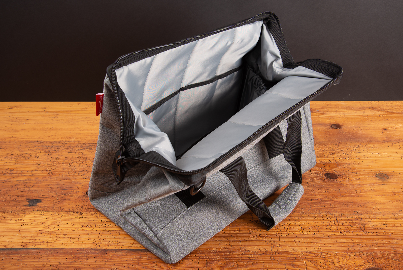 Innenansicht der allrounder reisenthel L Reisetasche in twist silver &ndash; ger&auml;umige, gepolsterte Innentasche mit F&auml;chern als hochwertiges Werbegeschenk oder praktische Businesstasche f&uuml;r Mitarbeiter und Kunden.
