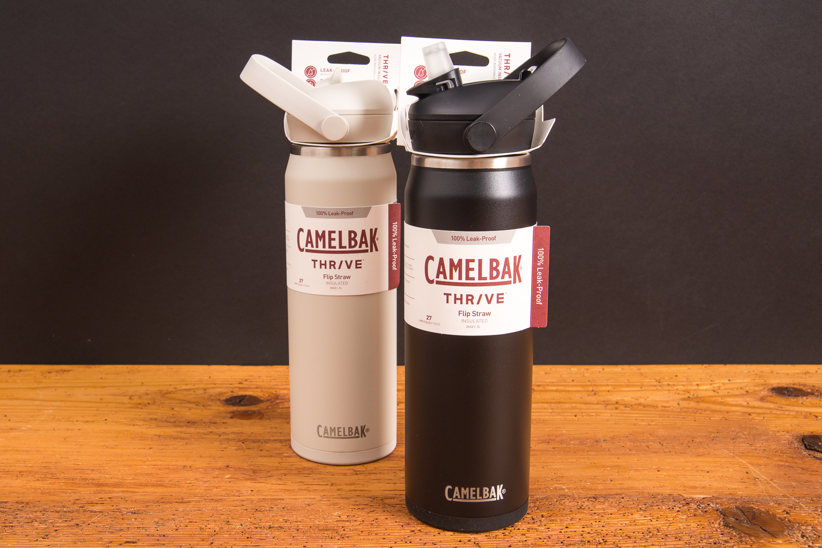 CamelBak Thrive Edelstahl-Trinkflaschen in Schwarz und Steingrau mit FlipStraw-Verschluss &ndash; doppelwandig isolierte 750-ml-Flaschen als nachhaltige Mitarbeitergeschenke mit Logo von werbemax.