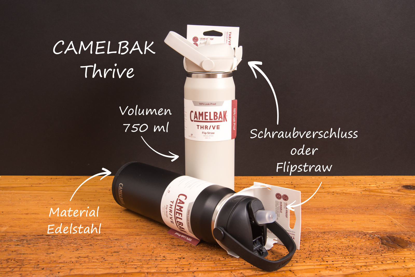 CamelBak Thrive Edelstahl-Trinkflaschen mit 750 ml Volumen mit Beschriftung &ndash; Varianten mit Schraubverschluss oder FlipStraw, doppelwandig isolierte Premiumflaschen als nachhaltige Werbegeschenke mit Logo von werbemax auf Holztisch.