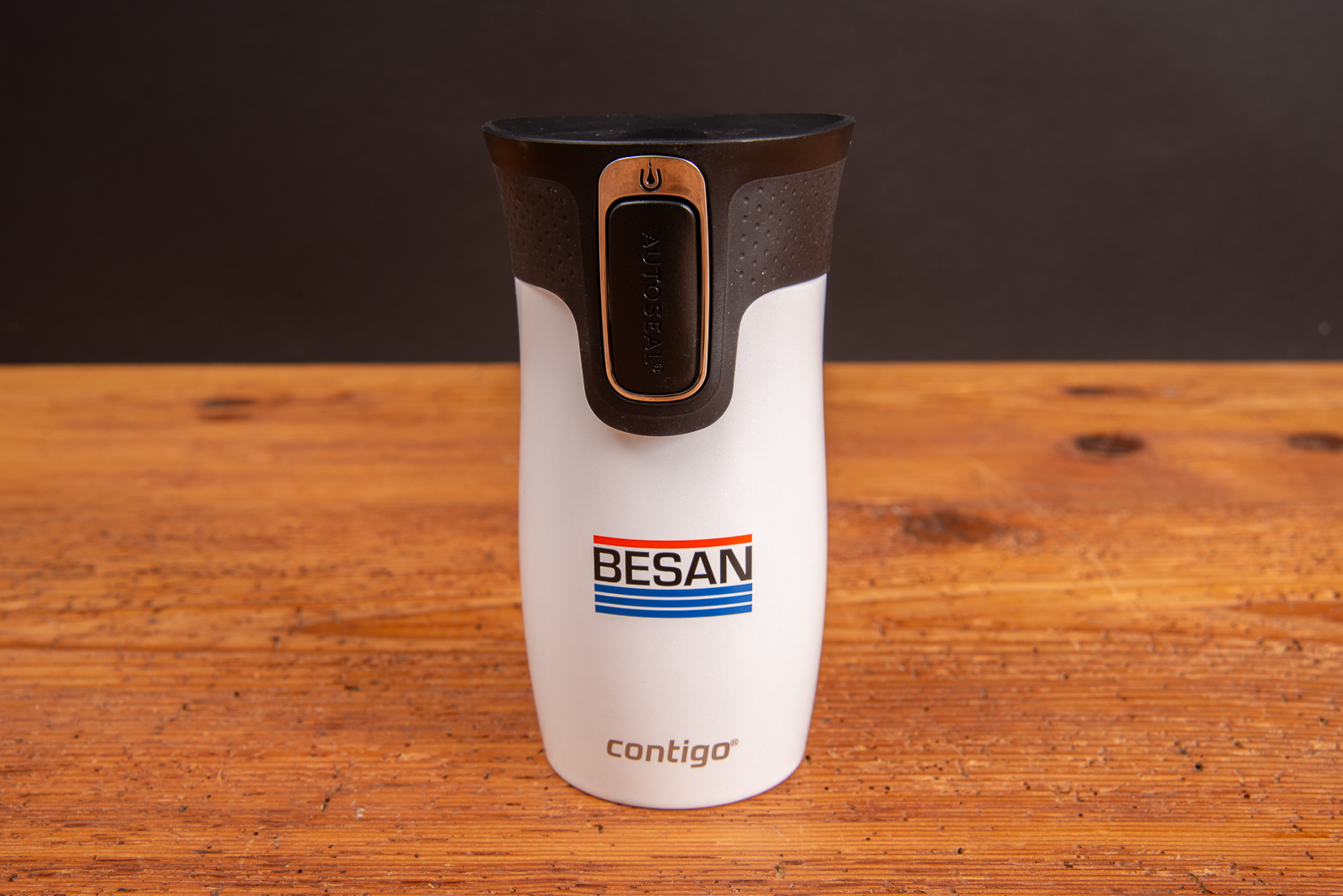 Wei&szlig;er Contigo Thermobecher mit Besan Branding und schwarzem AUTOSEAL-Verschluss ist ein hochwertiger Isolierbecher als Werbegeschenk mit individuellem branding.&ldquo;