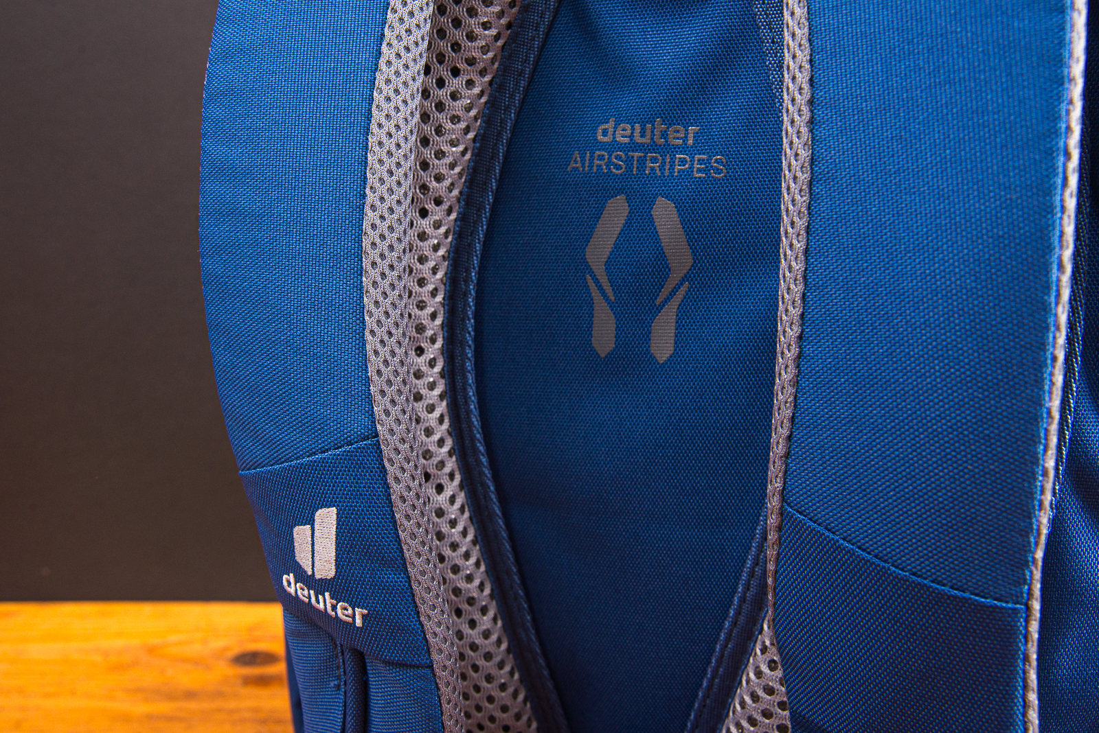 Detailansicht der ergonomisch geformten Airstripes des Deuter DI Pack in einem sch&ouml;nen Skyblue als hochwertiges Incentiv. 