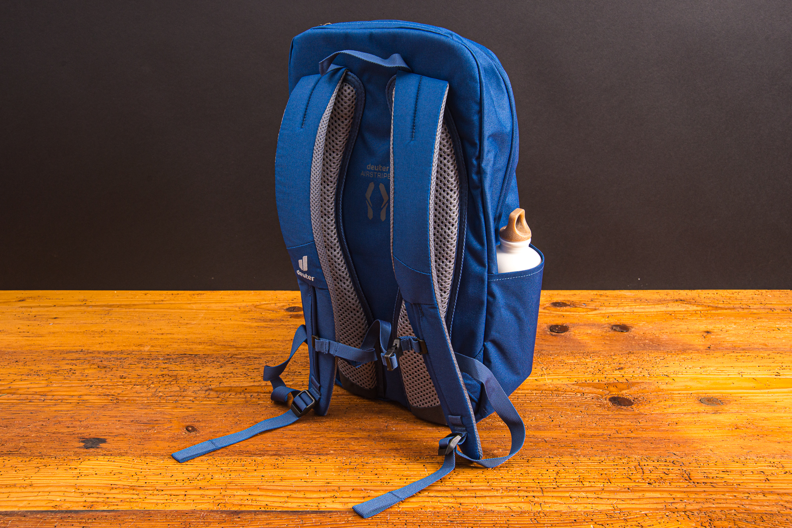 R&uuml;ckseite des Deuter Daypack Rucksacks mit gepolsterten Schultergurten und Airstripes R&uuml;cken als Kundengeschenk. 